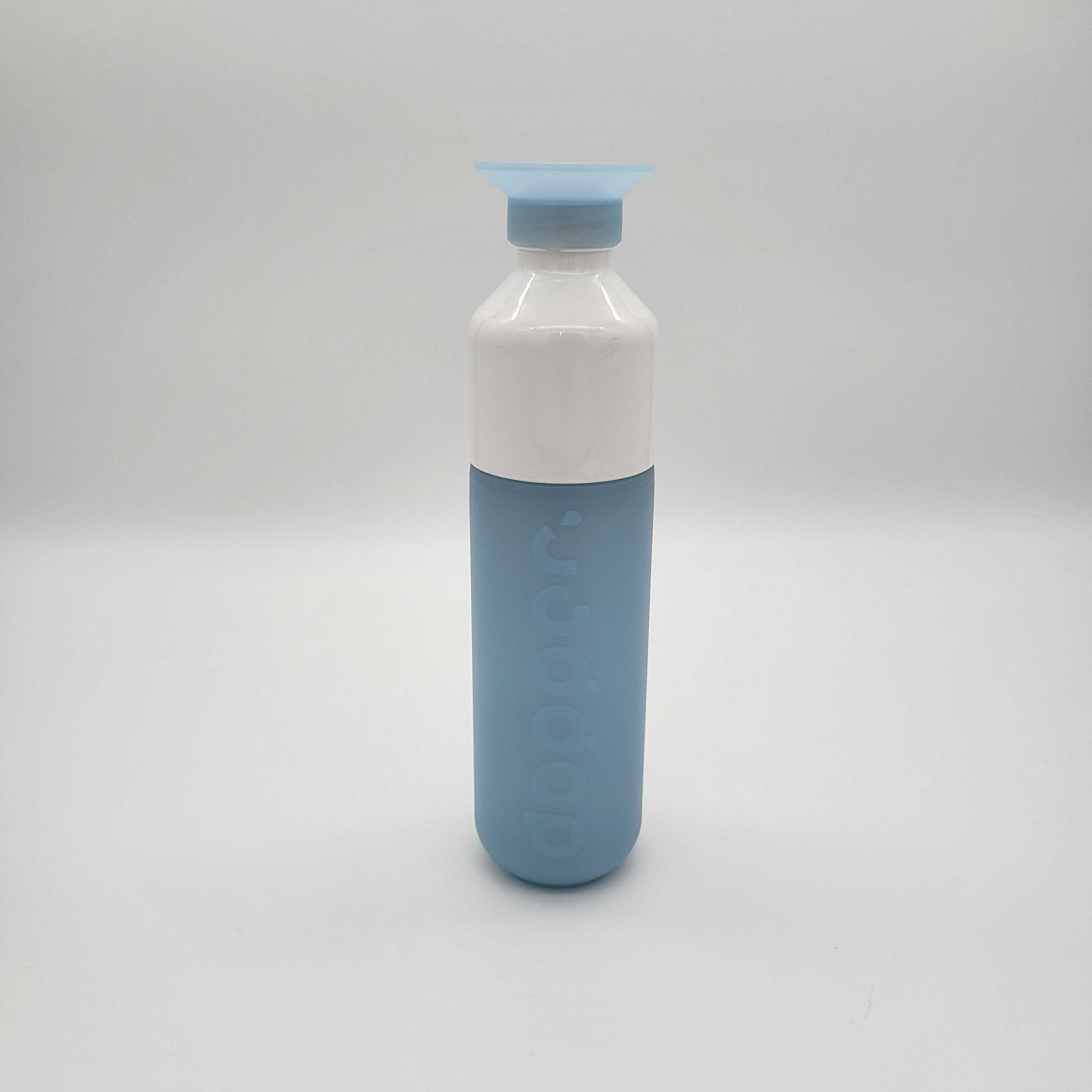 Eine wiederverwendbare Wasserflasche mit weißem Deckel, hellblauer Kappe und hellblauem Unterteil, die aufrecht auf einem schlichten, hellgrauen Hintergrund steht.