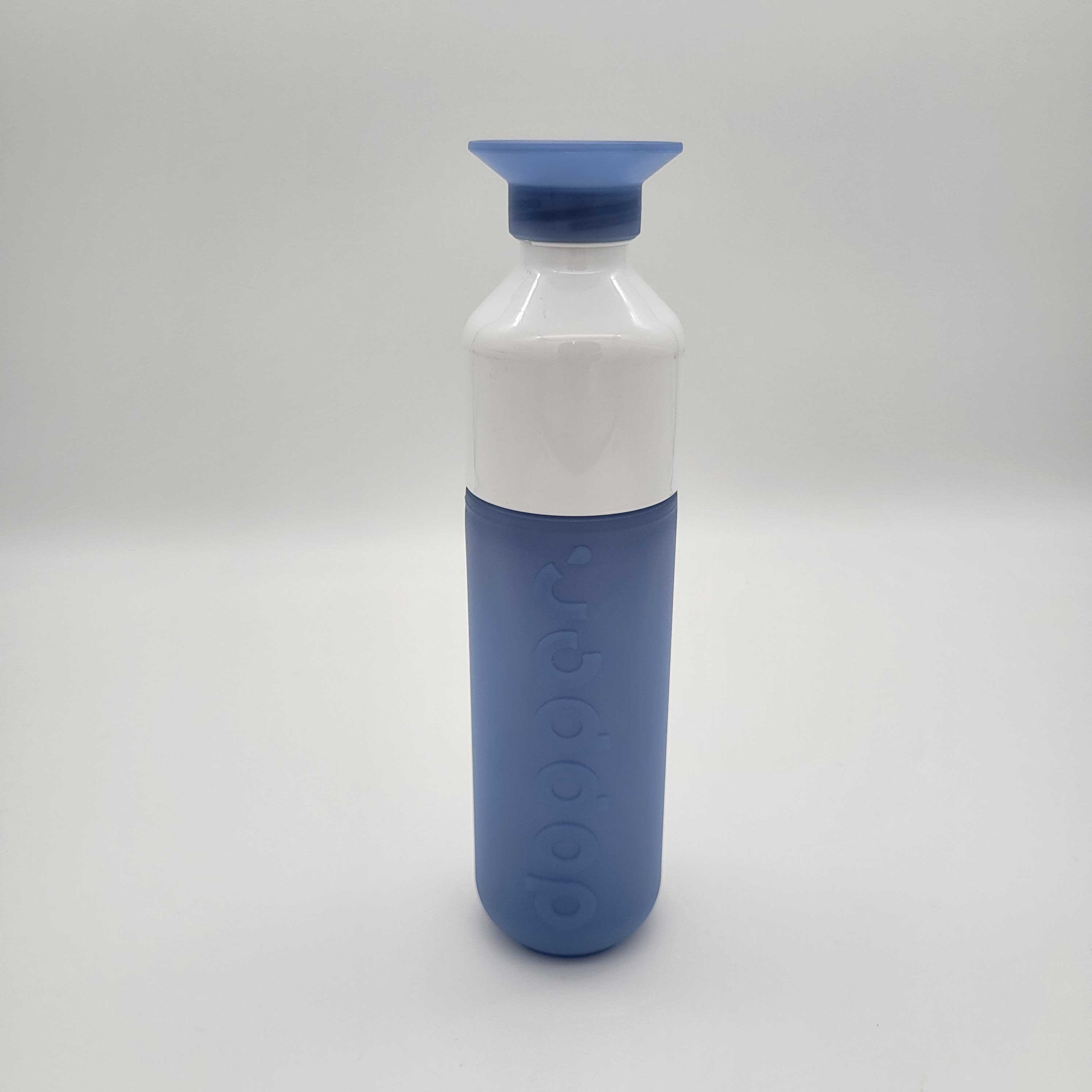 Eine wiederverwendbare Wasserflasche mit blauem Boden, weißem Mittelteil und blauem Deckel, die aufrecht auf einem schlichten weißen Hintergrund steht.