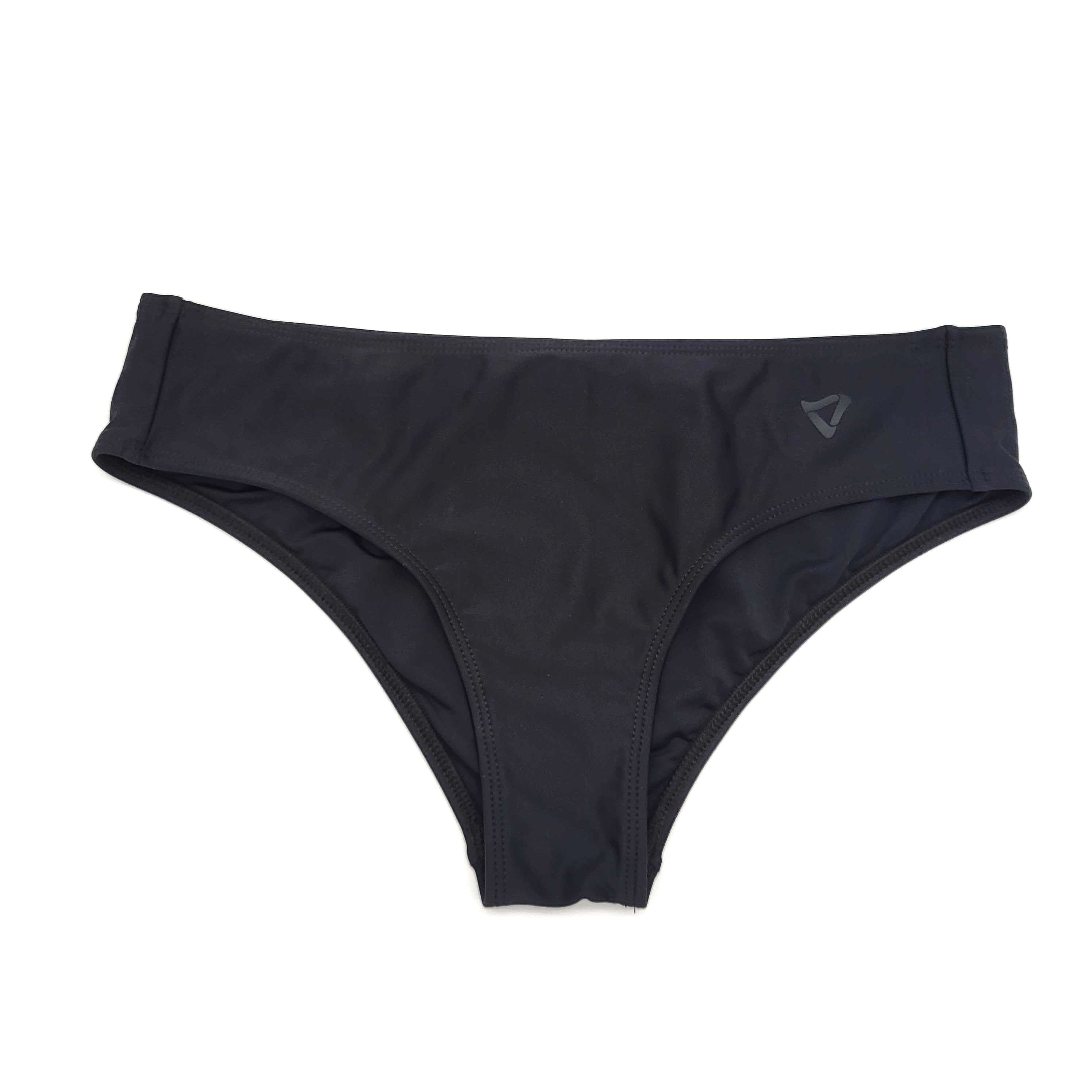 Schwarzes Bikini-Unterteil mit einfachem, schlichtem Design und einem kleinen dreieckigen Logo auf der linken Hüfte. Der Badeanzug liegt flach auf einem weißen Hintergrund.