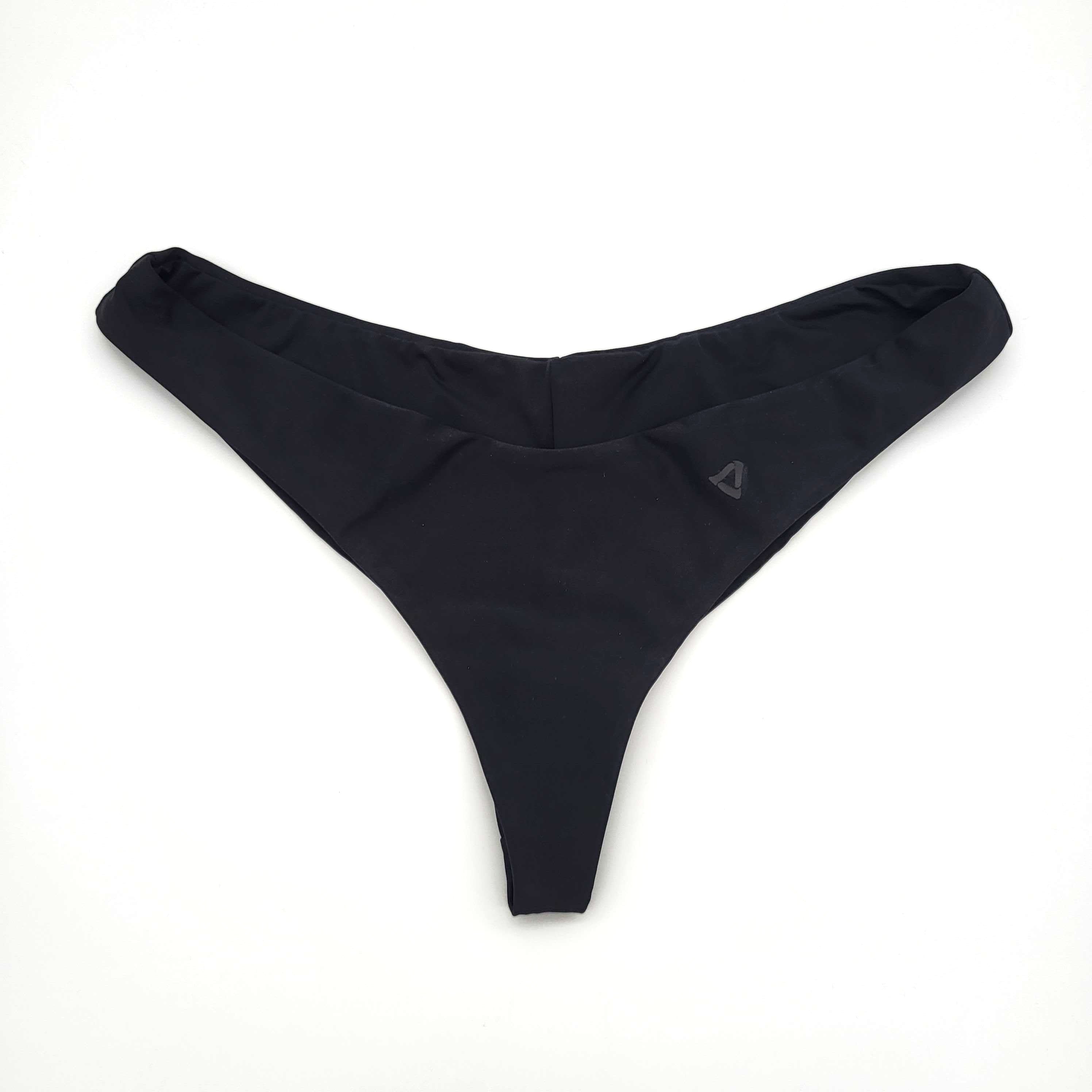 Ein Paar schlichte schwarze, hochgeschnittene Tanga-Unterwäsche liegt flach auf einem weißen Hintergrund. Der Stoff erscheint glatt, mit einem kleinen, dezenten Logo an der Seite.