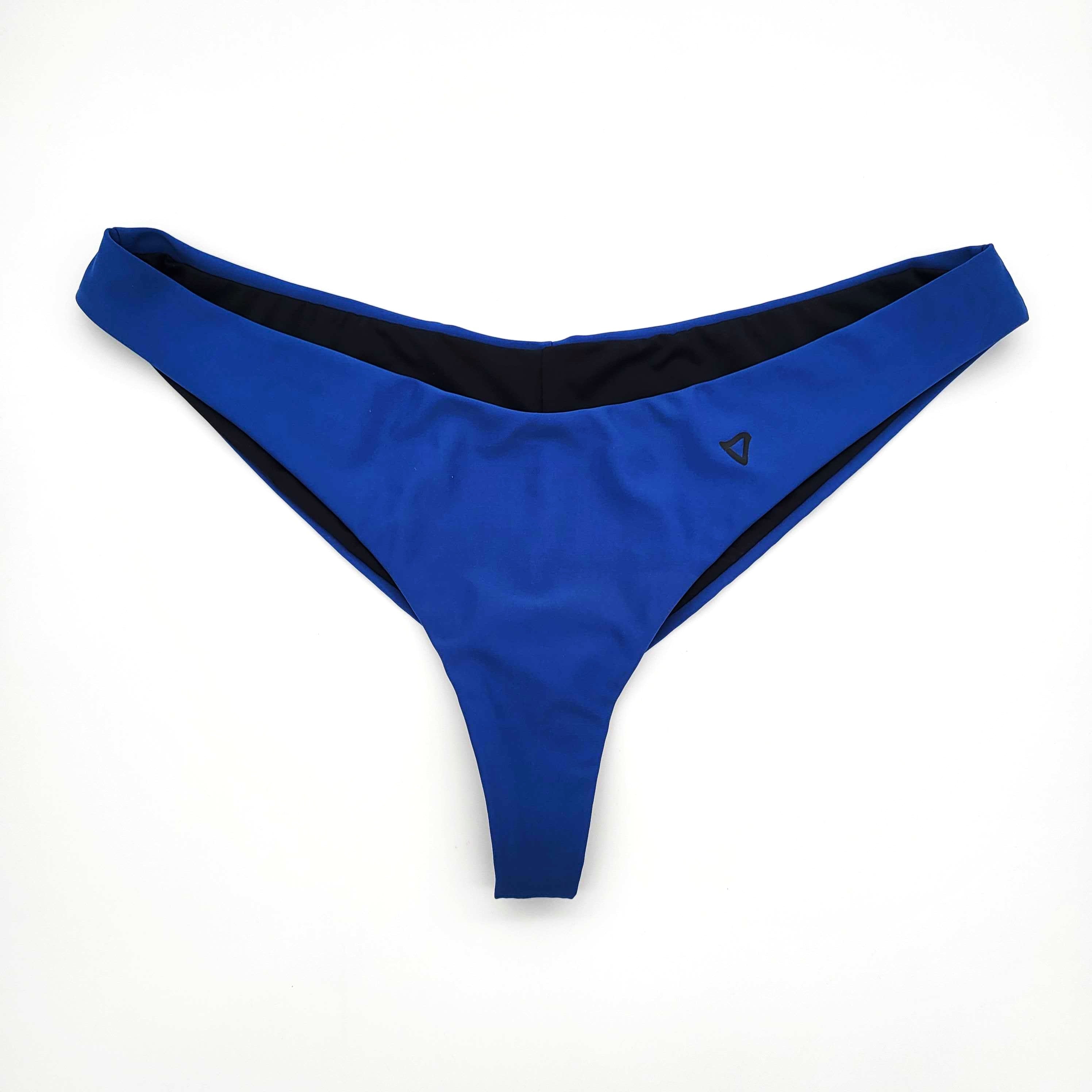 Ein Paar blaue Bikinihöschen mit schwarzem Innenfutter, flach auf weißem Hintergrund.