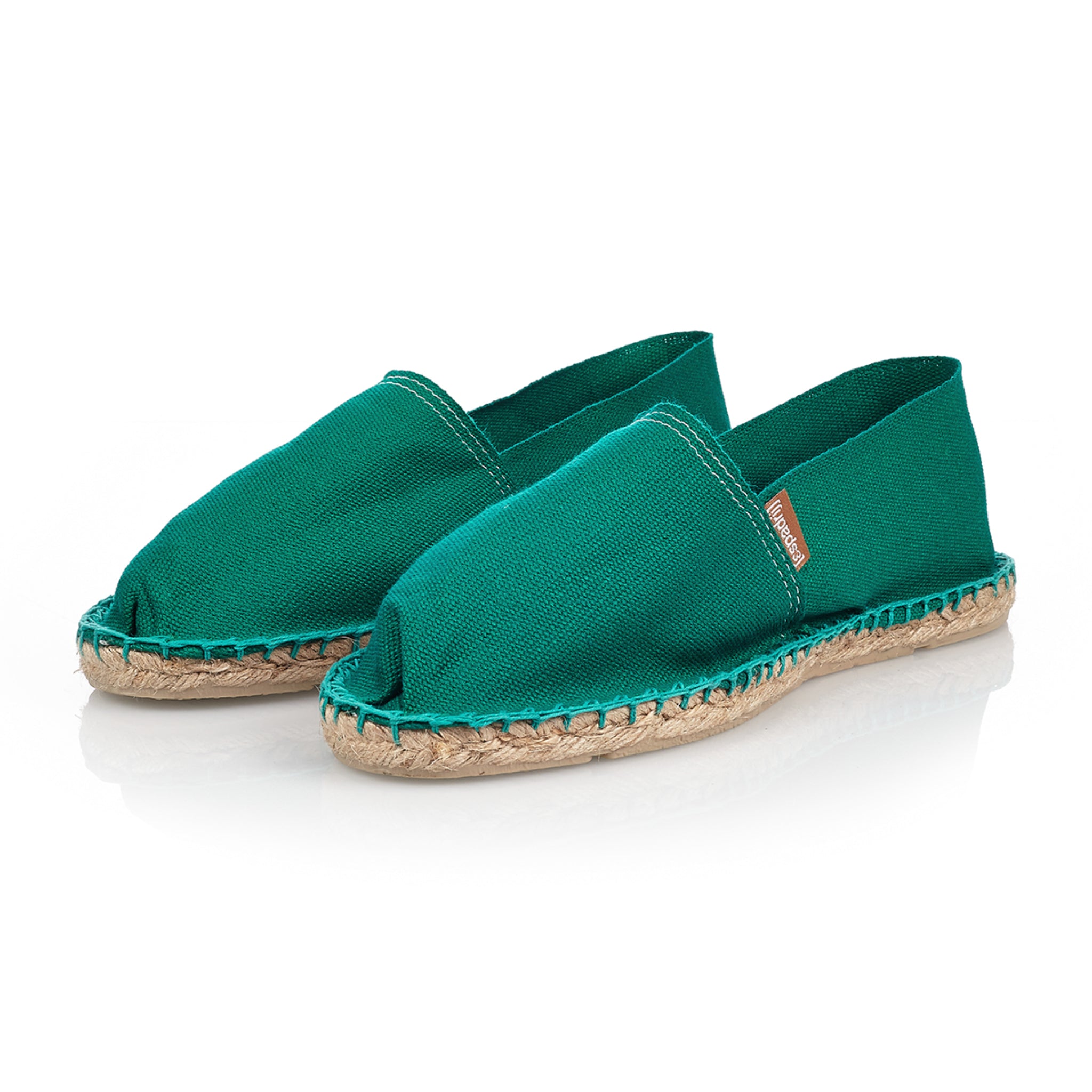 Grüne Espadrilles auf weißem Hintergrund, mit geflochtener Bastsohle und Stoffoberteil.