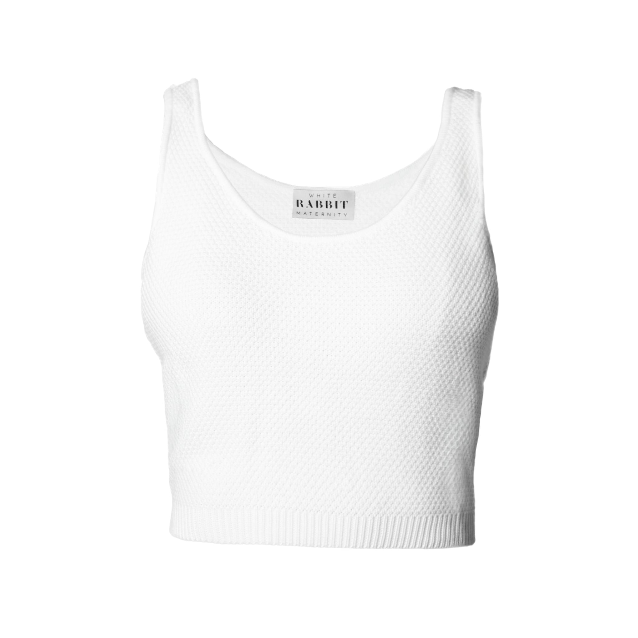 Ärmelloses weißes Strick-Crop-Top mit Rundhalsausschnitt und geripptem Saum auf einfarbig weißem Grund.