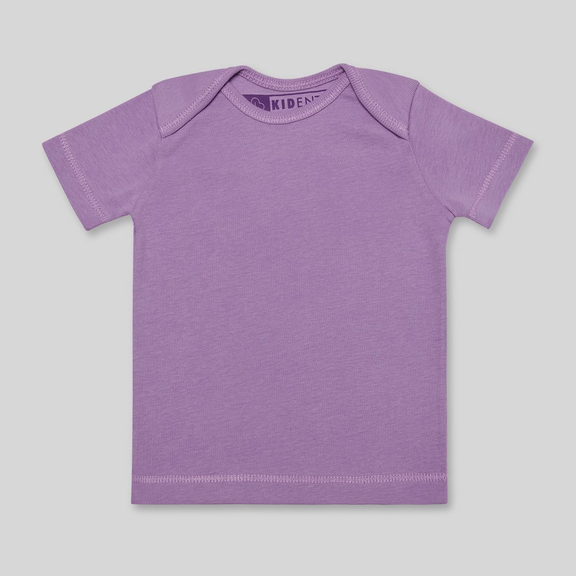 Lila Baby-T-Shirt mit kurzem Arm auf einem hellgrauen Hintergrund.