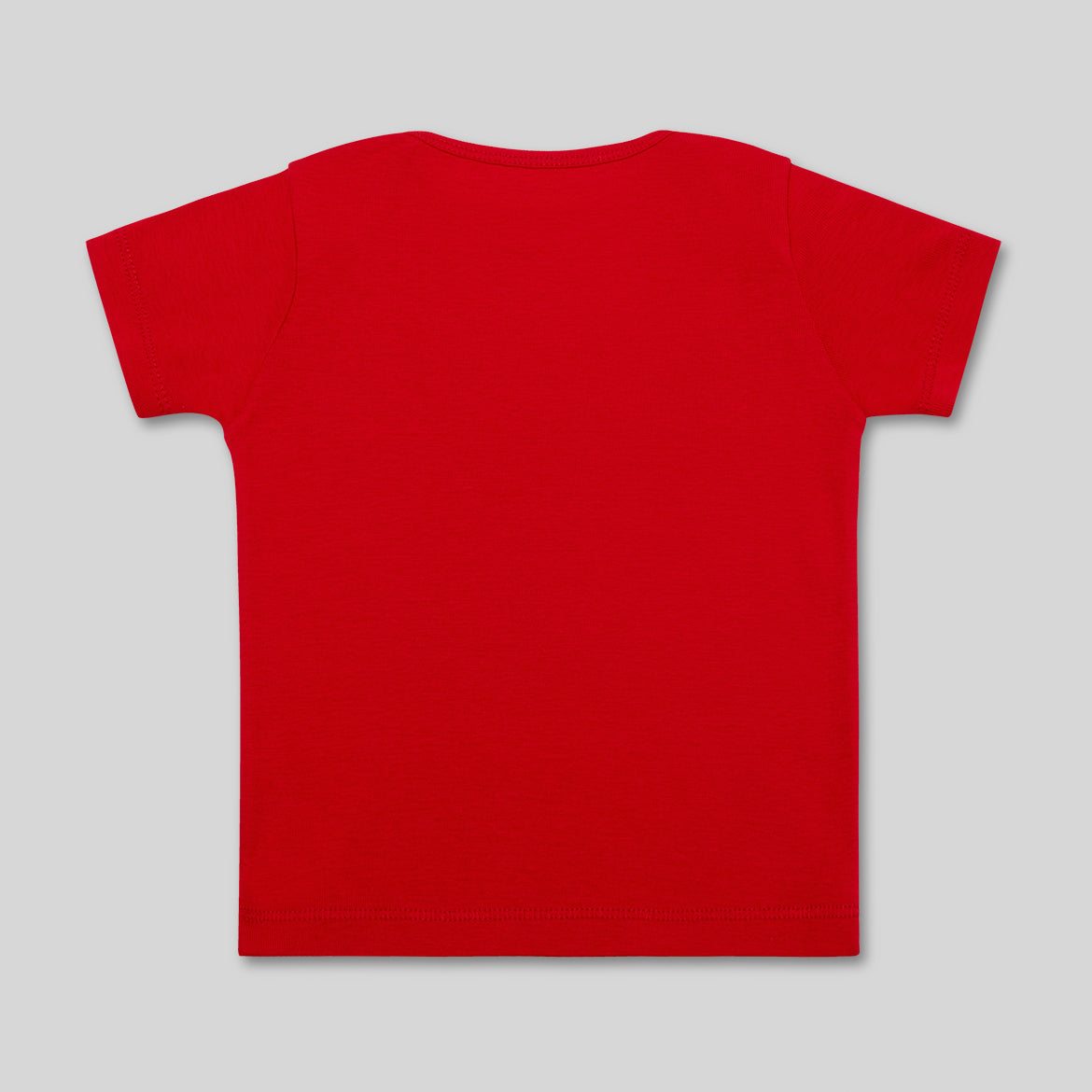 Rotes T-Shirt aus Baumwolle, Rückseite, auf grauem Hintergrund fotografiert.