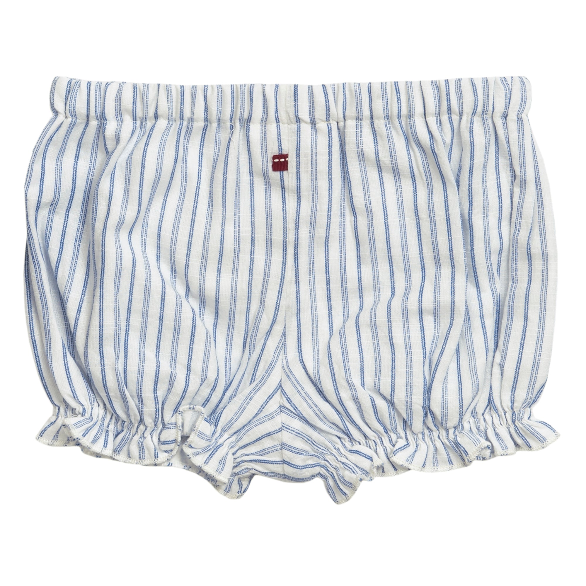Weiße Baby-Bloomers mit blauen vertikalen Streifen, einem elastischen Bund und gerafften Beinöffnungen. Am Bund befindet sich ein kleines rotes Etikett. Die Pumphose ist flach auf weißem Hintergrund angebracht.