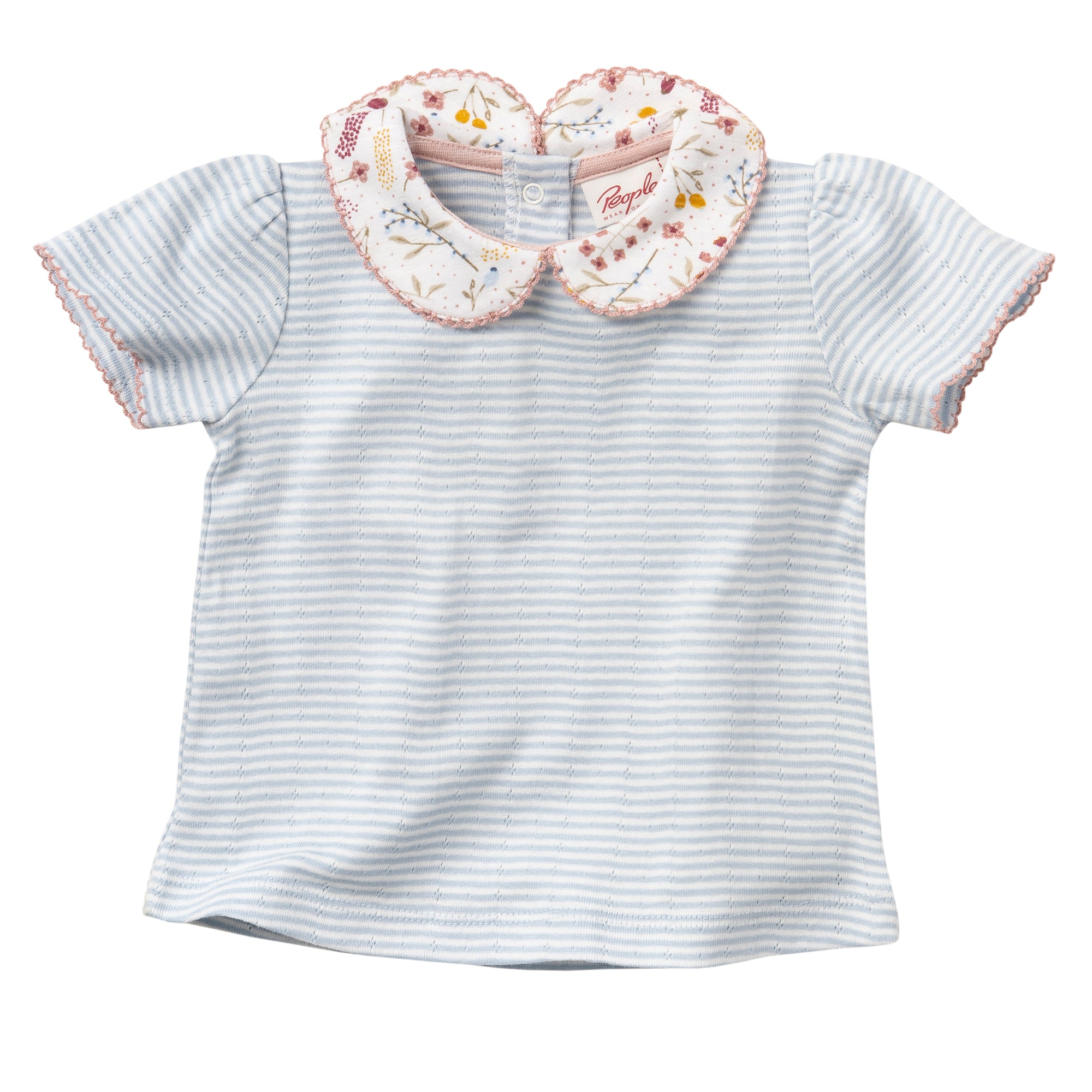 Hellblaues, kurzärmeliges Baby-Shirt mit weißen Querstreifen und rosa Einfassung an den Ärmeln. Mit weißem, geblümtem Peter-Pan-Kragen mit rosa Nähten und Knöpfen im Nacken.