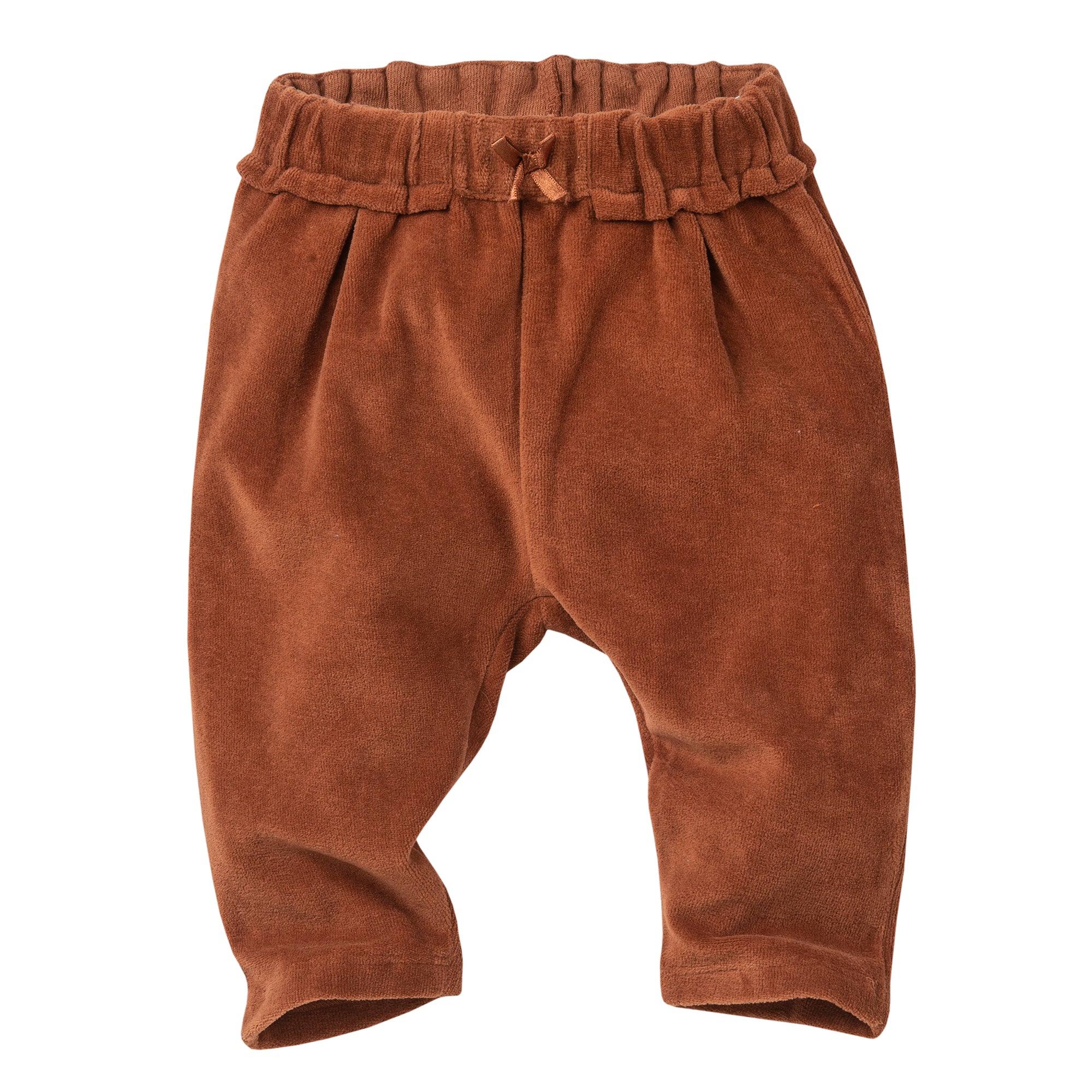 Ein Paar braune, samtige Babyhosen mit einem elastischen Bund und einer kleinen Schleife in der Mitte. Die Hose hat eine leicht lockere Passform und gerafften Stoff an der Taille.