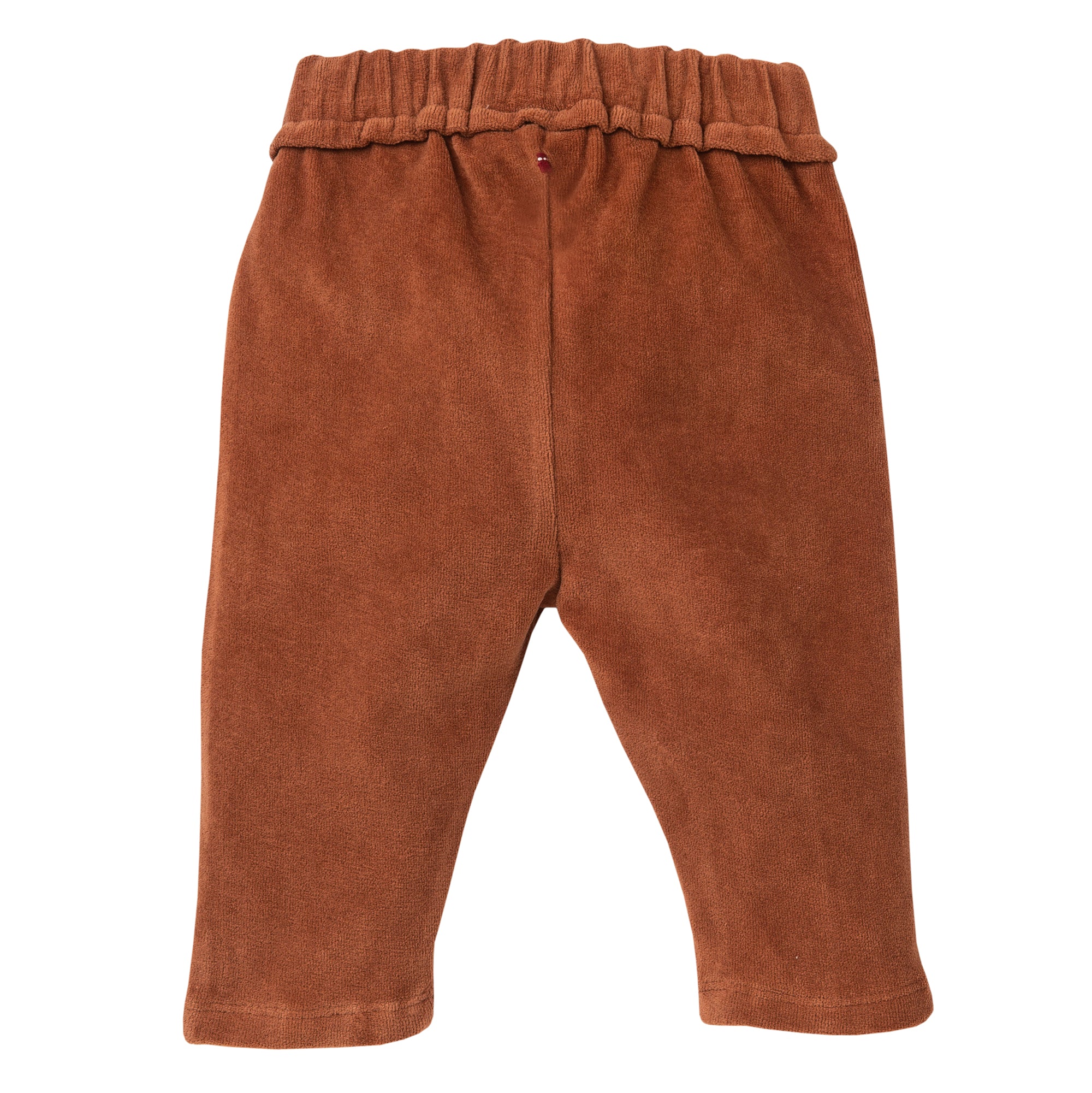 Ein Paar brauner, weicher Stoff-Babyhosen mit elastischem Bund, flach auf weißem Hintergrund dargestellt.