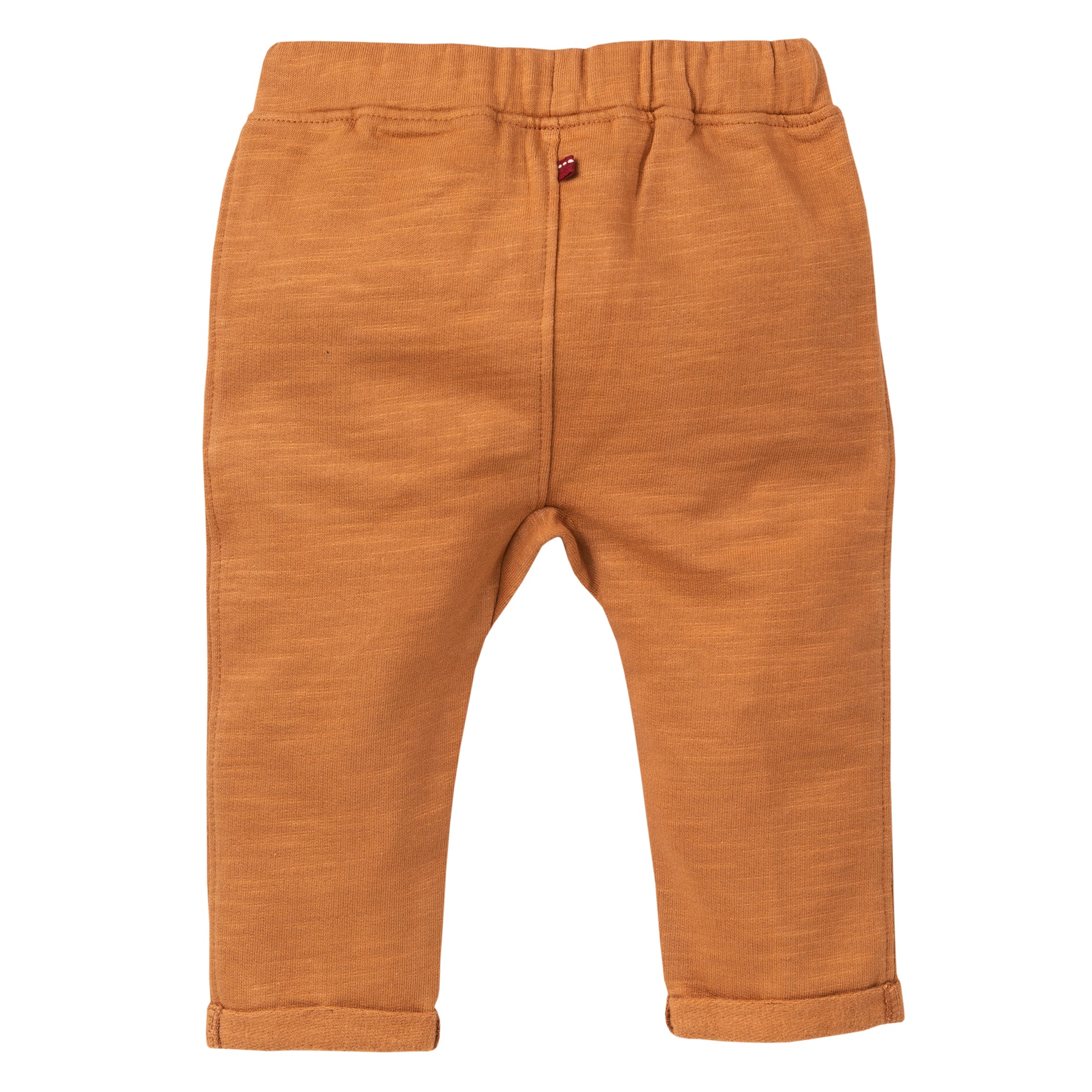 Eine orangefarbene Hose in Kleinkindgröße mit elastischem Bund und aufgerollten Bündchen, flach auf weißem Hintergrund dargestellt.