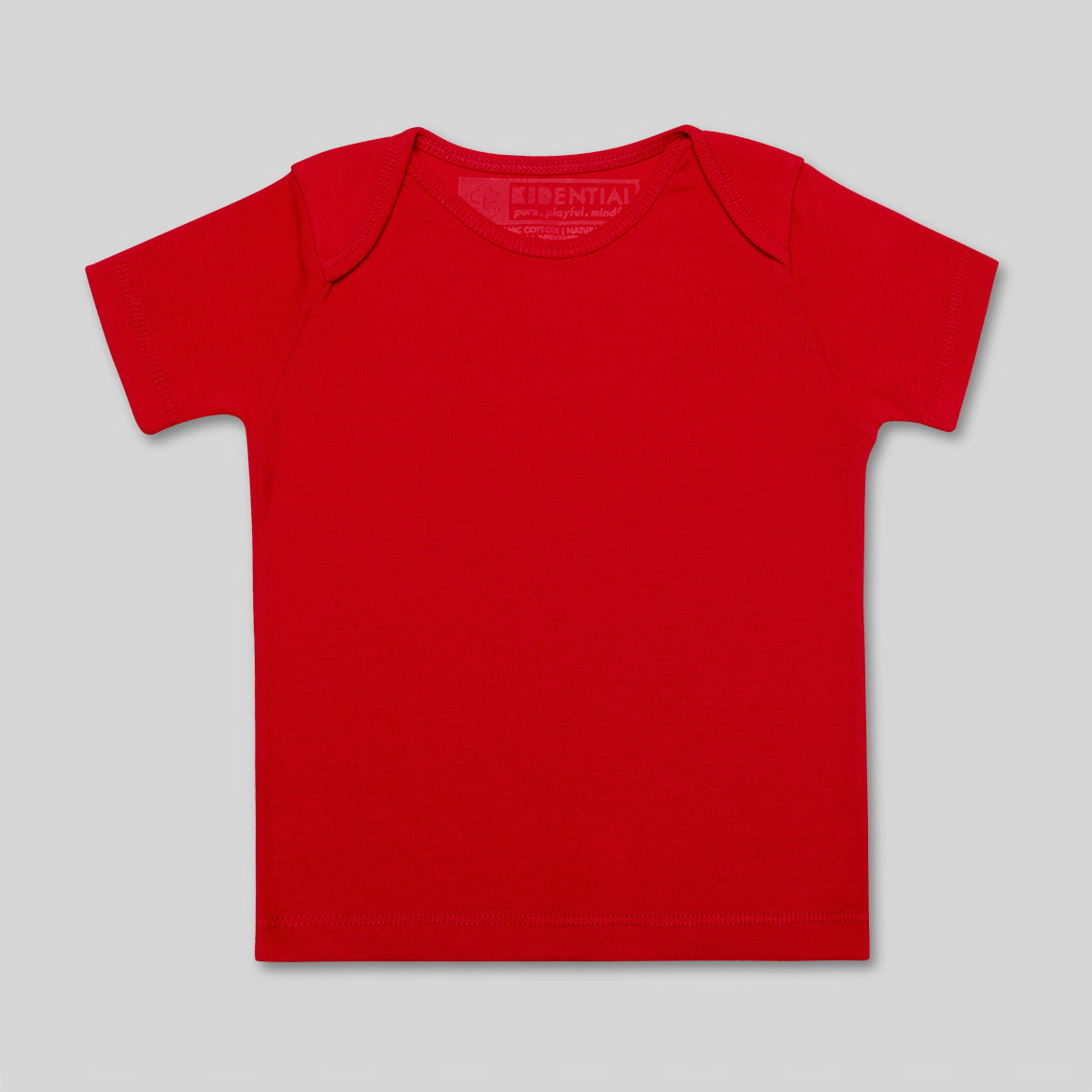 Rotes T-Shirt vor einem grauen Hintergrund.