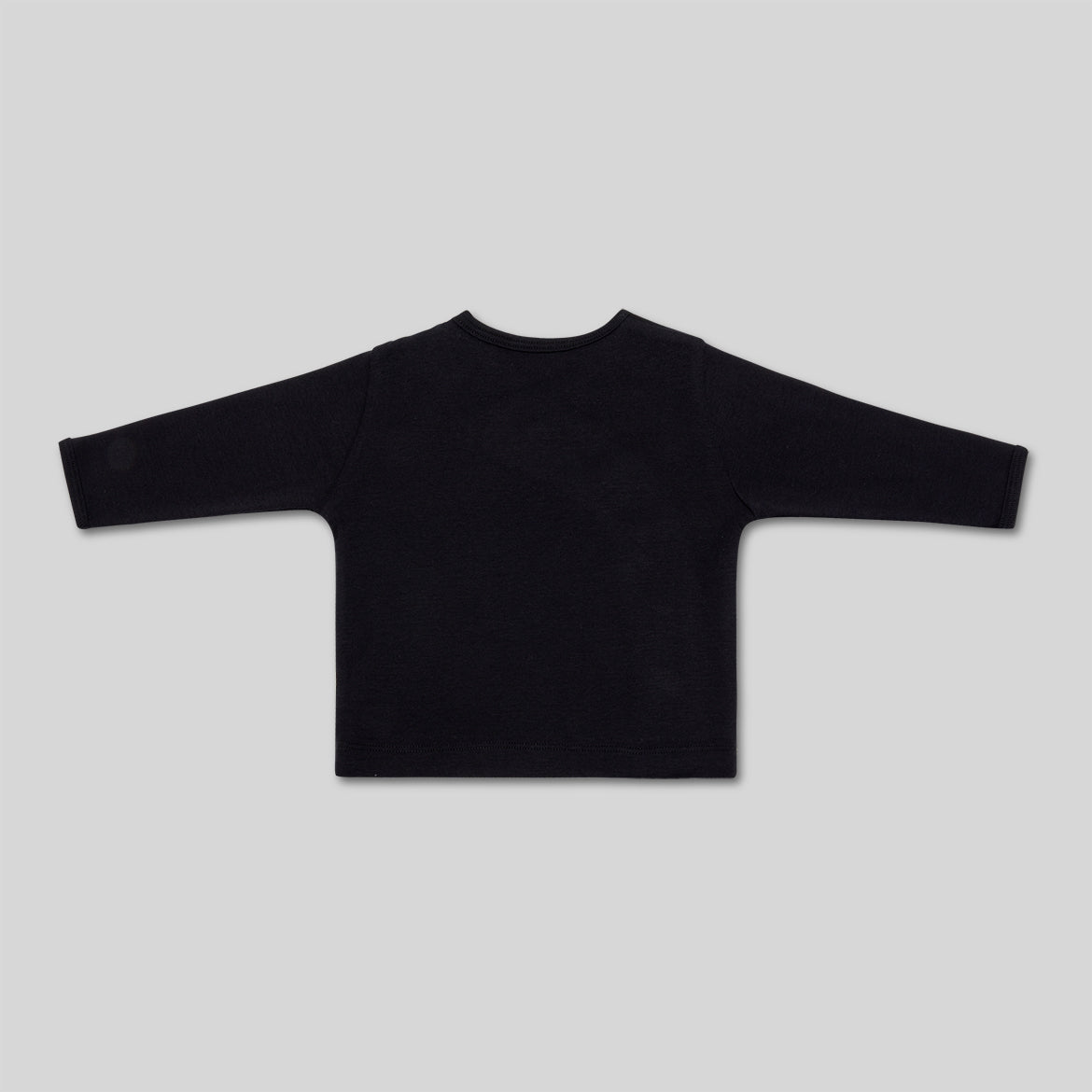 Schwarzes Langarmshirt ausgebreitet auf grauem Hintergrund.