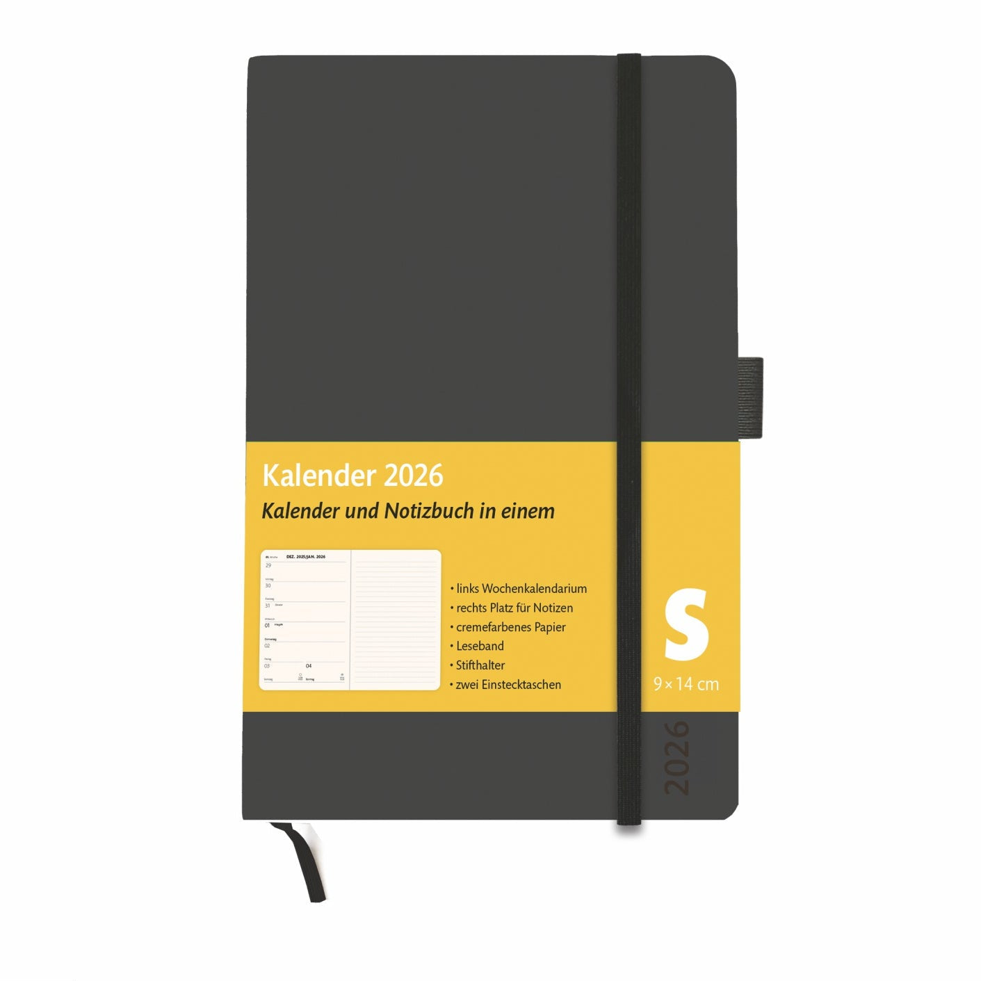 Ein schwarzes 2026 Planer-Notizbuch mit einem Gummiband und Stifthalter. Ein gelbes Etikett in deutscher Sprache beschreibt es als Kalender und Notizbuch in einem, Größe S (9 x 14 cm), mit den auf der Vorderseite aufgeführten Funktionen.
