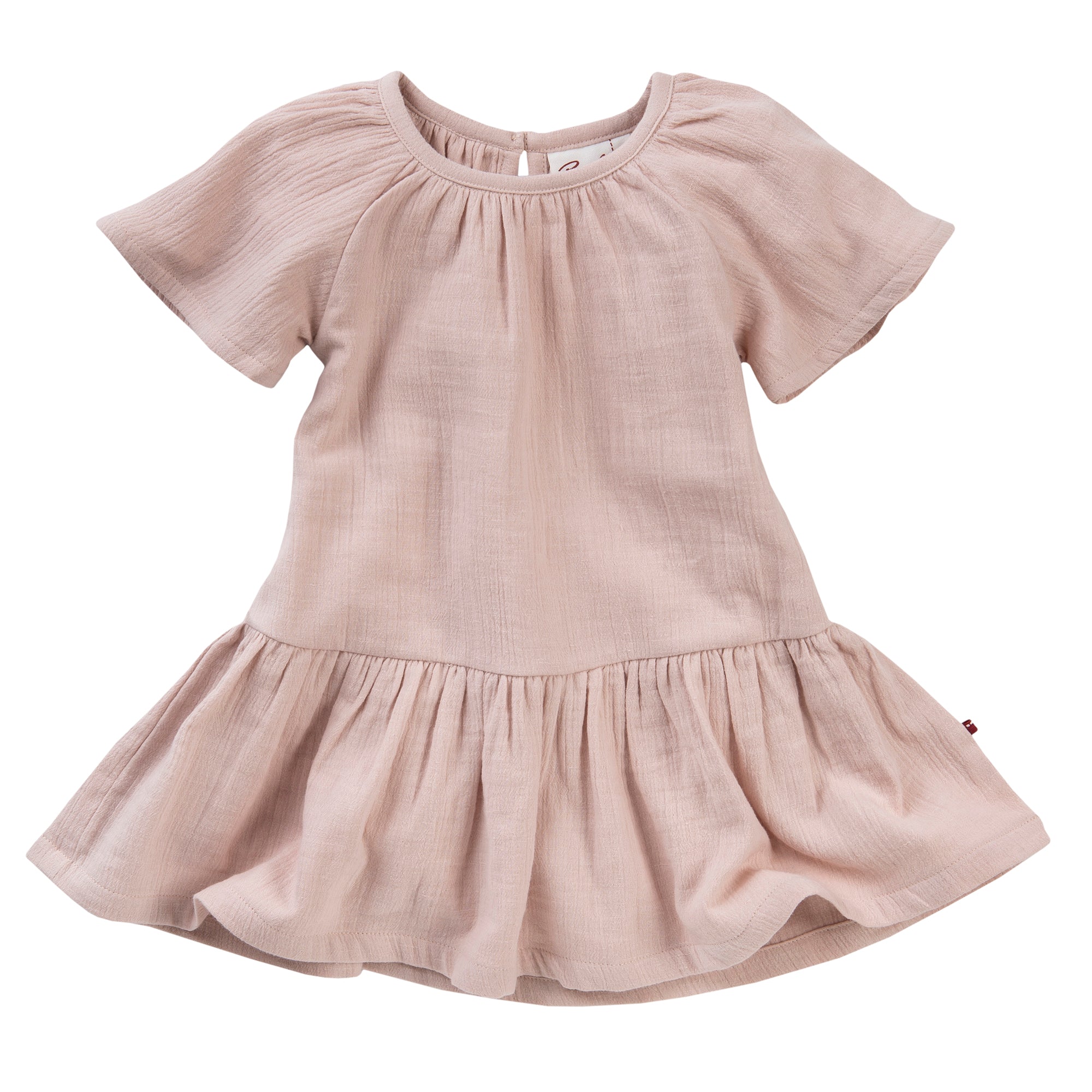 Hellrosafarbenes, kurzärmeliges Kleid für Kleinkinder mit gerafftem Rock und lockerer Passform, aus einem weichen, leichten Stoff. Das Kleid hat einen Rundhalsausschnitt und einen kleinen Knopfverschluss auf der Rückseite.