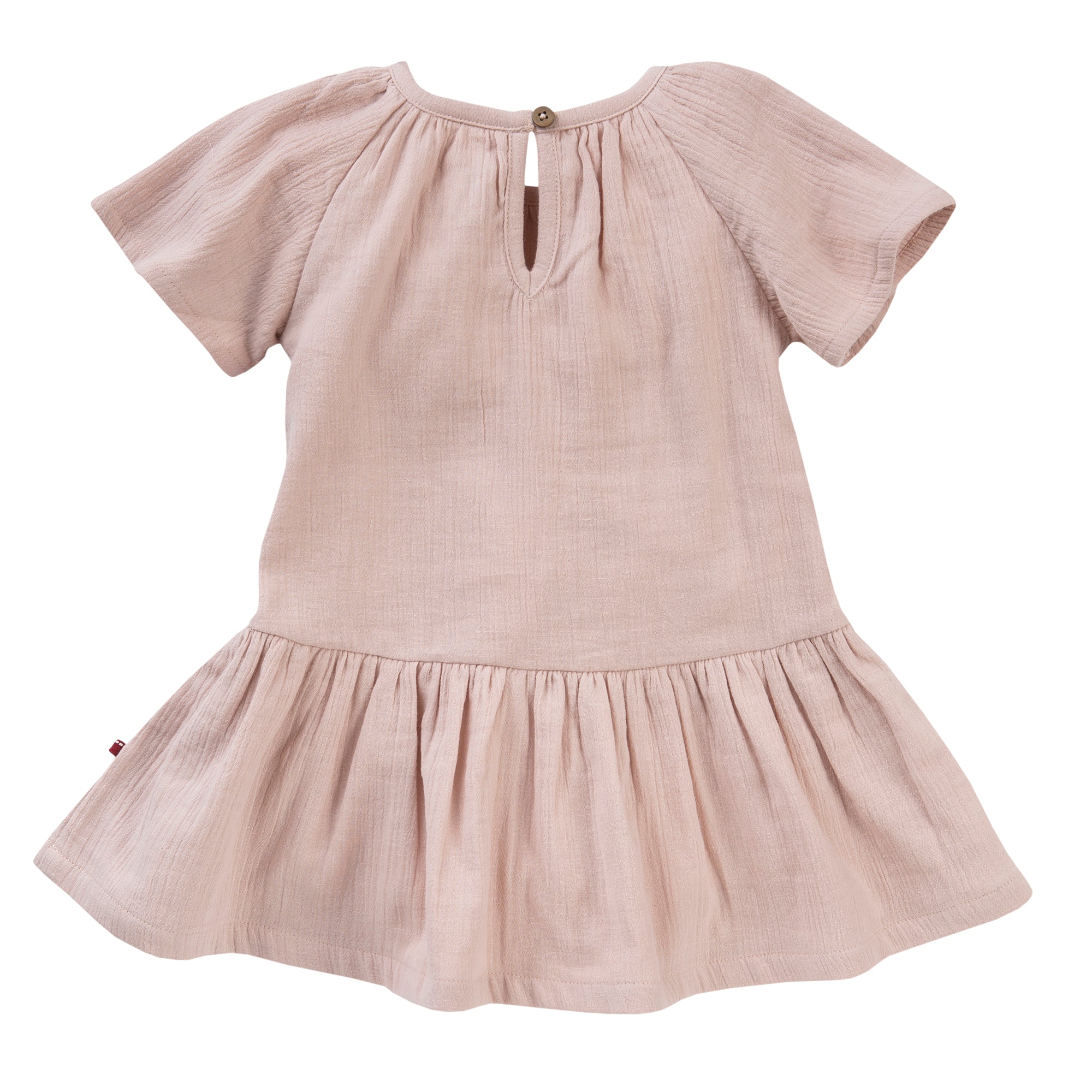 Hellrosa, kurzärmeliges, knielanges Kleid für ein Kind mit rundem Ausschnitt, Schlüsselloch-Knopfverschluss am Rücken, geraffter Taille und einem gerüschten, ausgestellten Rockteil. Der Stoff wirkt weich und leicht.