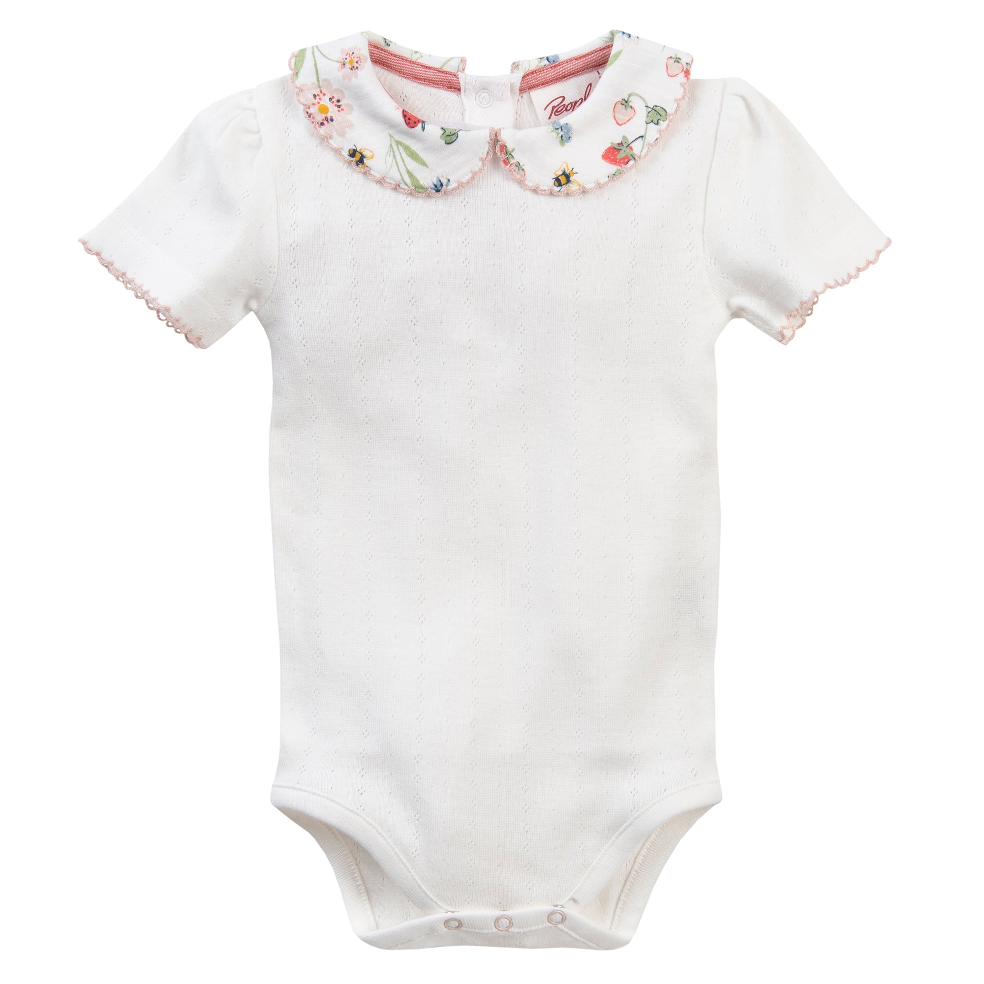 Weißer Baby-Body mit kurzen Ärmeln, rosafarbener Borte und einem geblümten Peter-Pan-Kragen. Der Body hat Druckknöpfe an der Unterseite und eine zarte gepunktete Textur.
