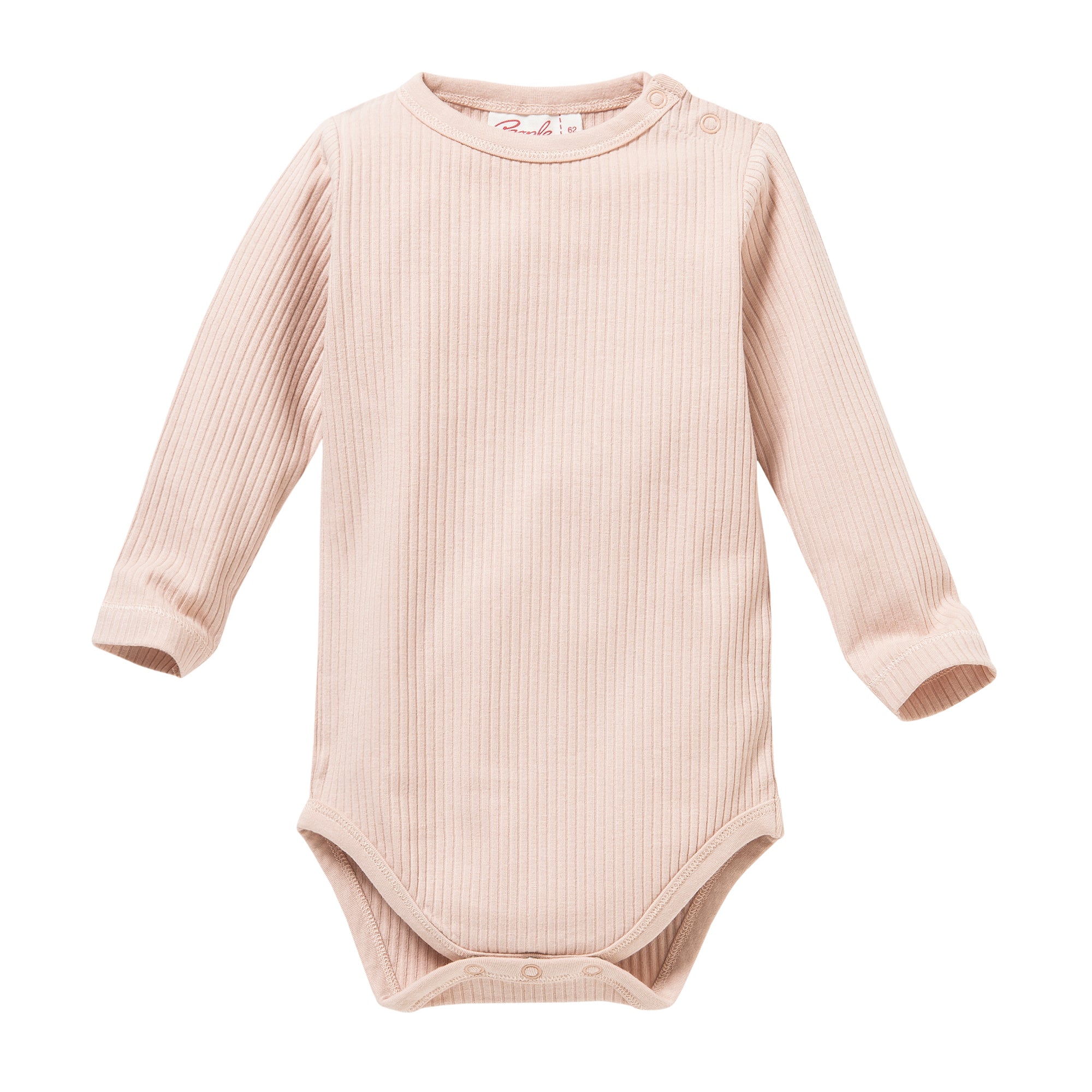 Ein langärmeliger, hellrosa gerippter Baby-Strampler mit Rundhalsausschnitt und Druckknöpfen an einer Schulter. Der Strampler hat Druckknöpfe an der Unterseite für einen einfachen Windelwechsel.