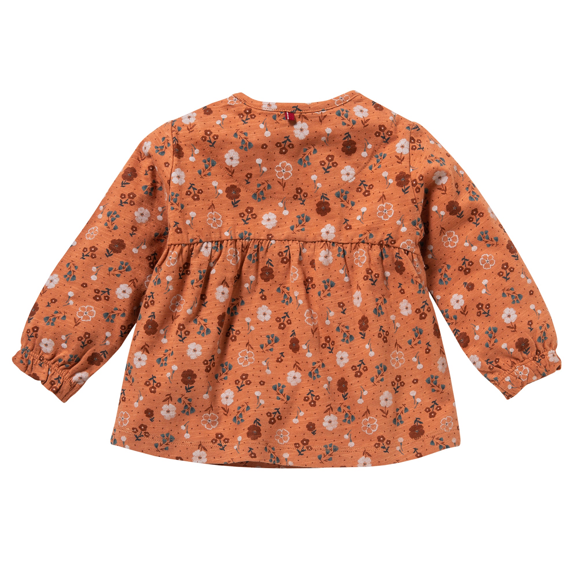 Eine orangefarbene, langärmelige Babybluse mit Blumenmuster, geraffter Taille und elastischen Bündchen auf weißem Hintergrund.