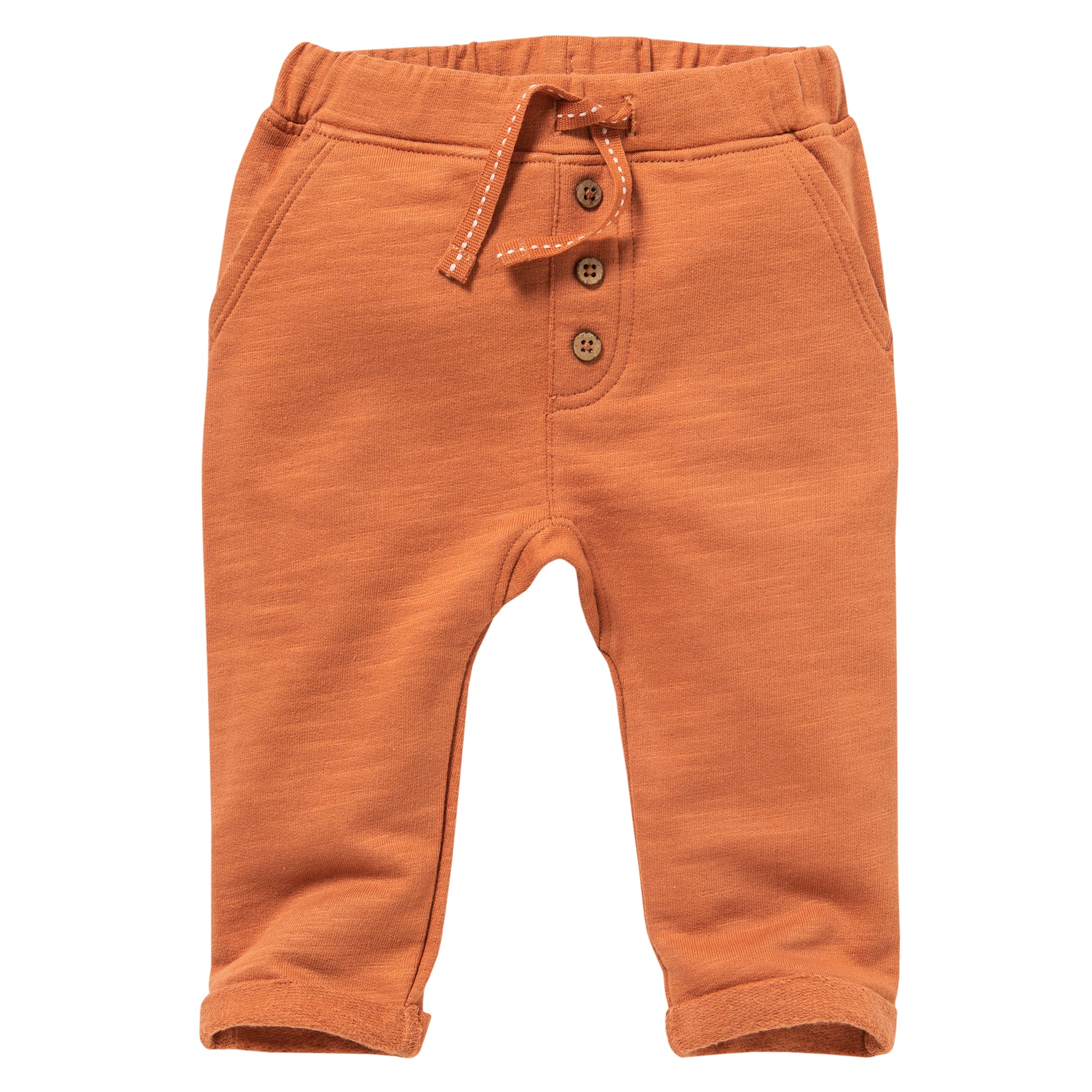 Orangefarbene Babyhose mit Kordelzug in der Taille, drei Knöpfen auf der Vorderseite, Vordertaschen und Bündchen an den Säumen. Der Stoff ist weich und bequem.