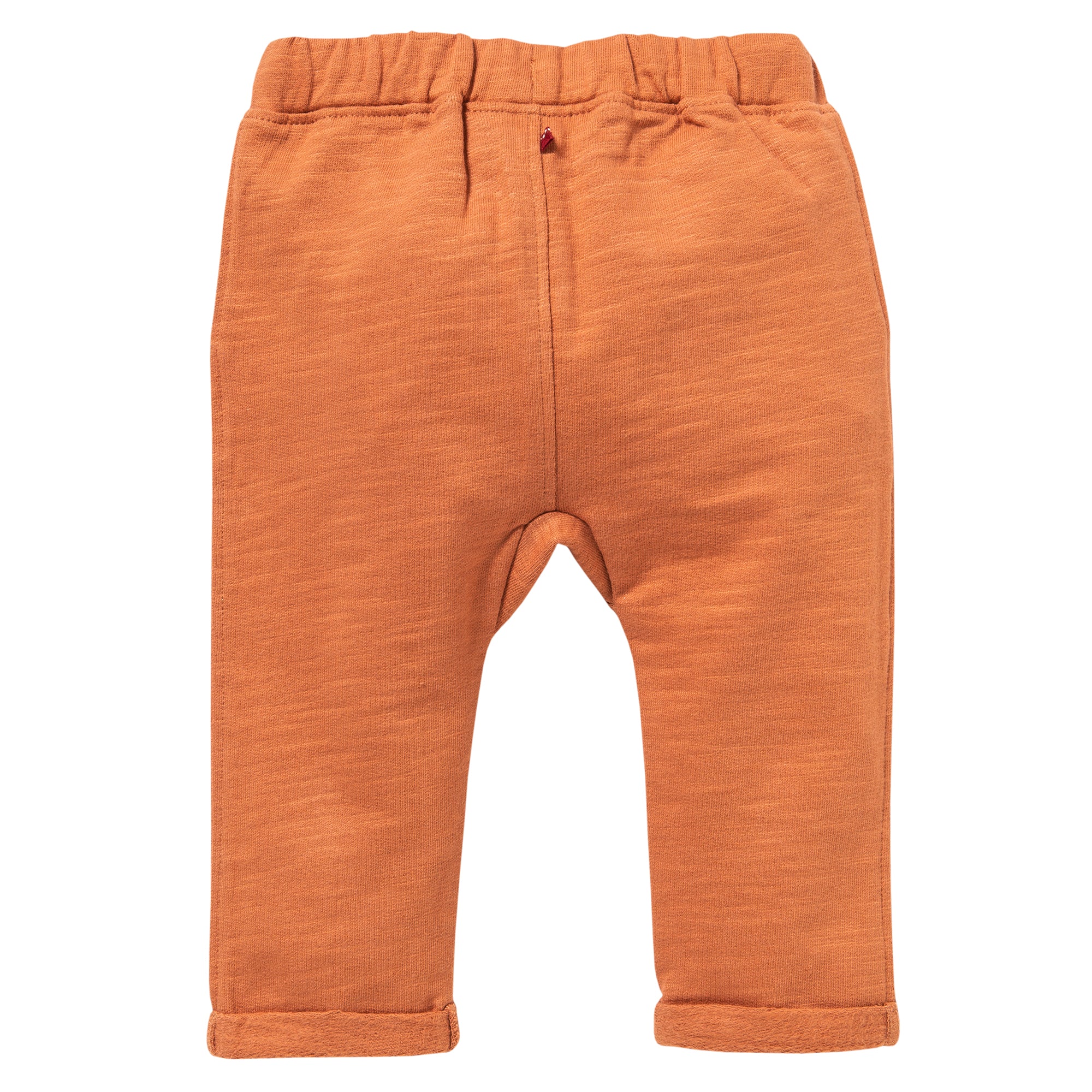 Rostorangefarbene Babyhose mit elastischem Bund und umgeschlagenen Bündchen, flach auf weißem Hintergrund dargestellt.