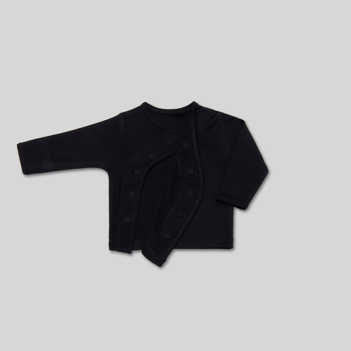 Schwarzes Baby-Langarmshirt mit geöffneten Knöpfen auf grauem Hintergrund.