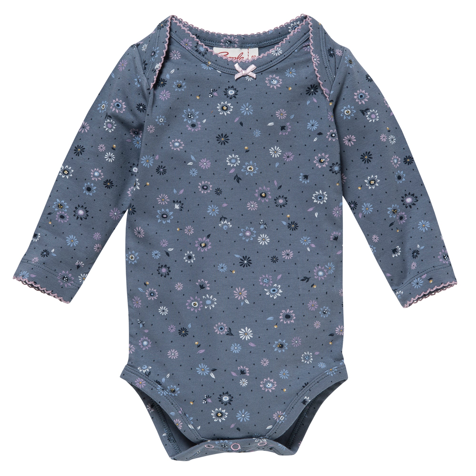 Langärmeliger Baby-Body in Blau mit Blumenmuster, Zierbündchen an den Ärmeln und am Kragen sowie einer kleinen Zierschleife am Halsausschnitt.
