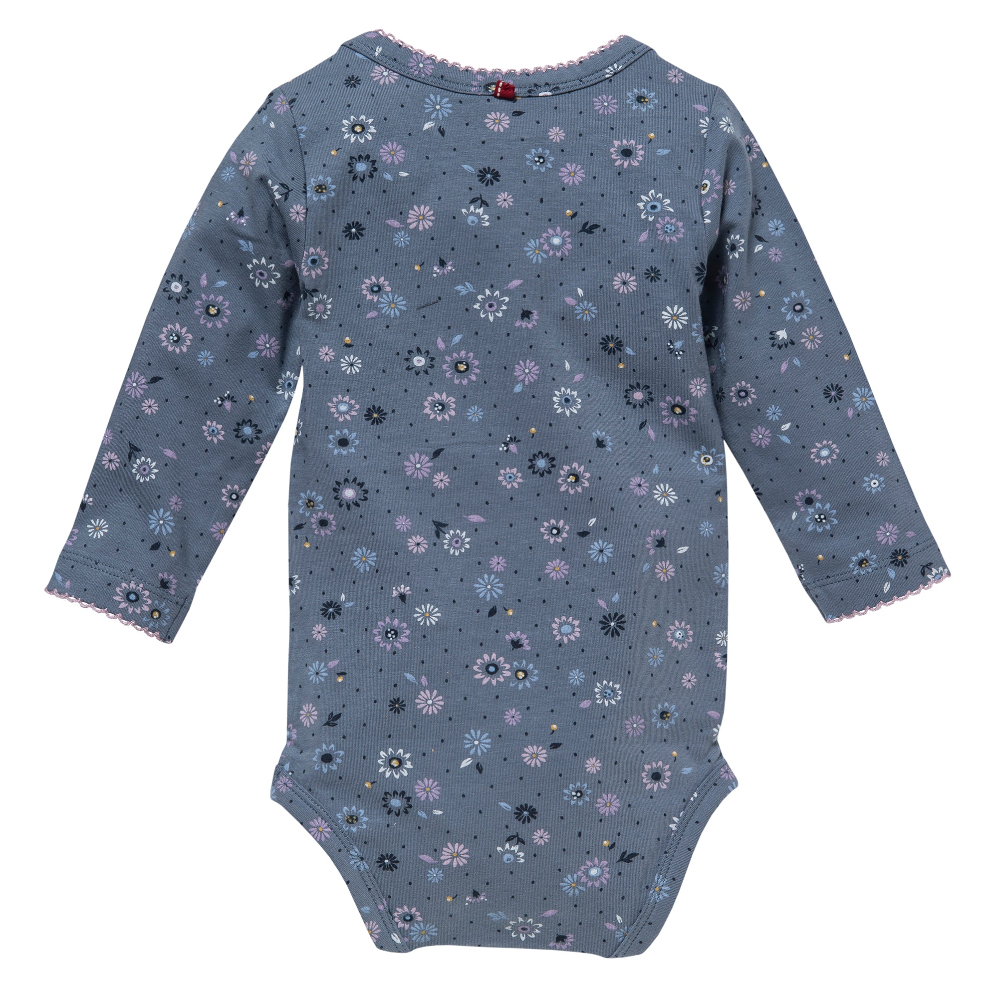 Ein langärmeliger Baby-Strampler in Blau mit einem Allover-Aufdruck von kleinen, zarten Blumen in Rosa-, Lila- und Weißtönen; mit rosafarbener Zierborte am Kragen und an den Ärmeln.