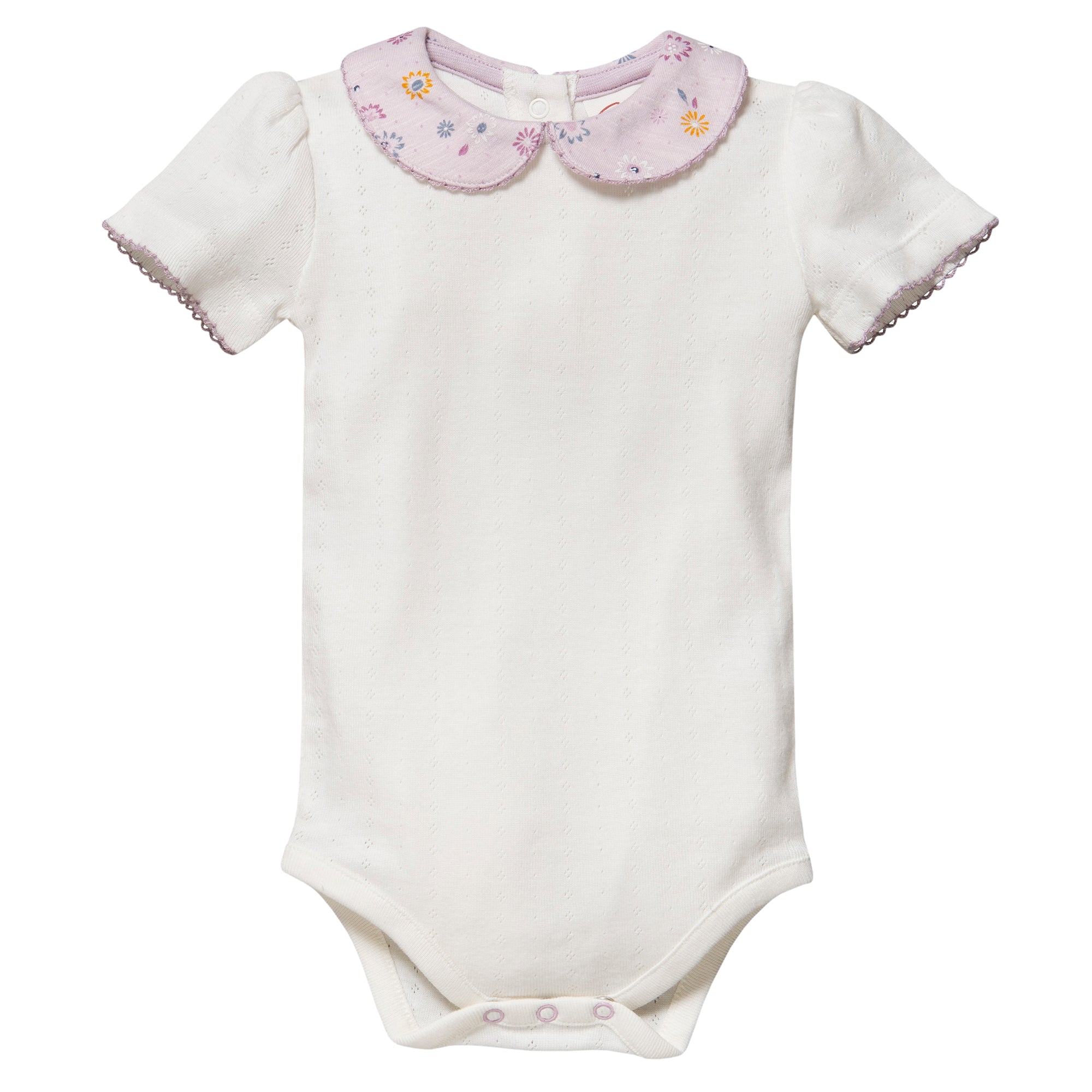 Weißer Baby-Strampler mit kurzen Ärmeln, rosafarbenem Wellenkragen mit kleiner Blumenstickerei und Druckknöpfen am unteren Ende.