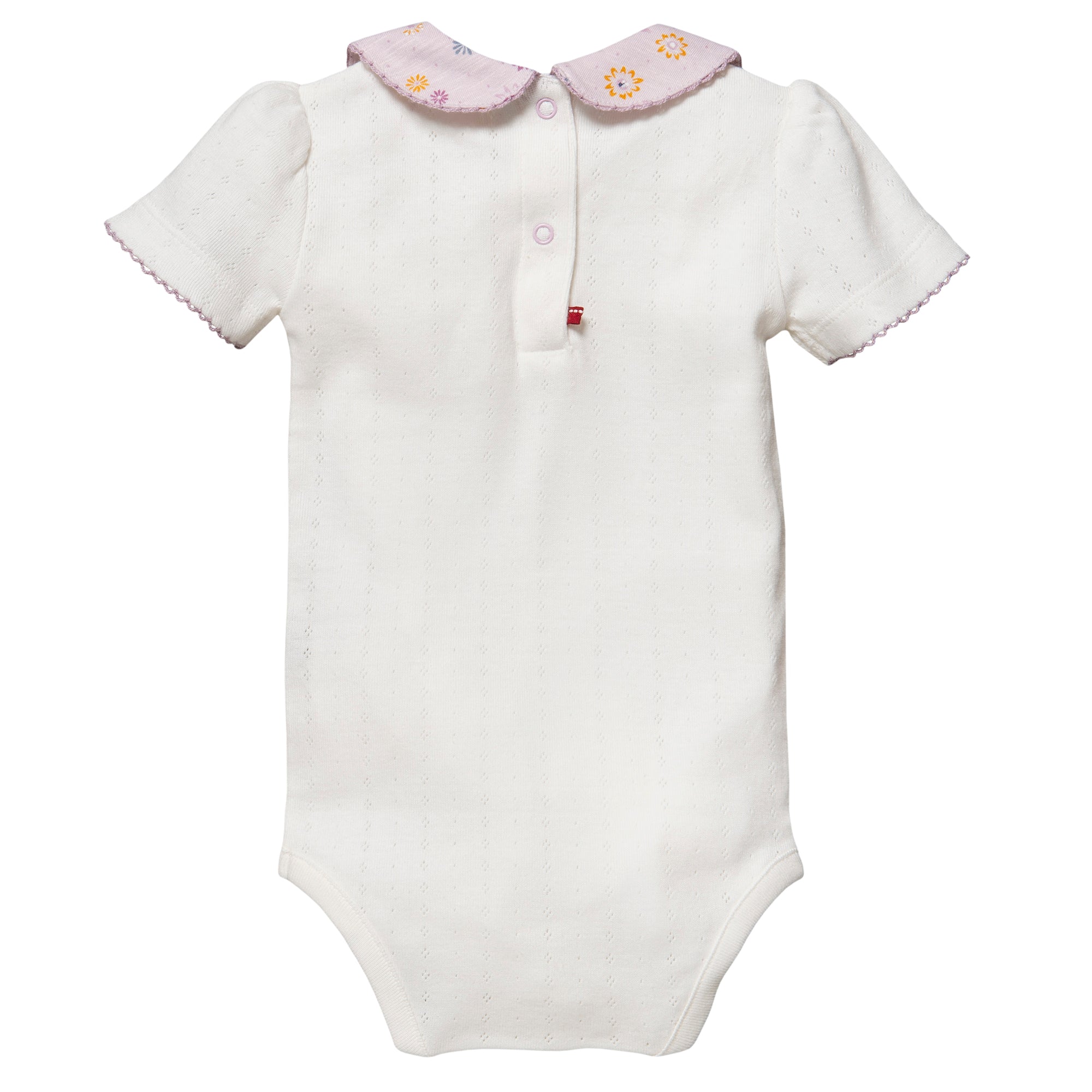 Ein weißer Baby-Strampler mit kurzen Ärmeln und einem rosafarbenen Wellenkragen, der mit gelben und lila Blumen verziert ist, mit Knöpfen auf der Rückseite.