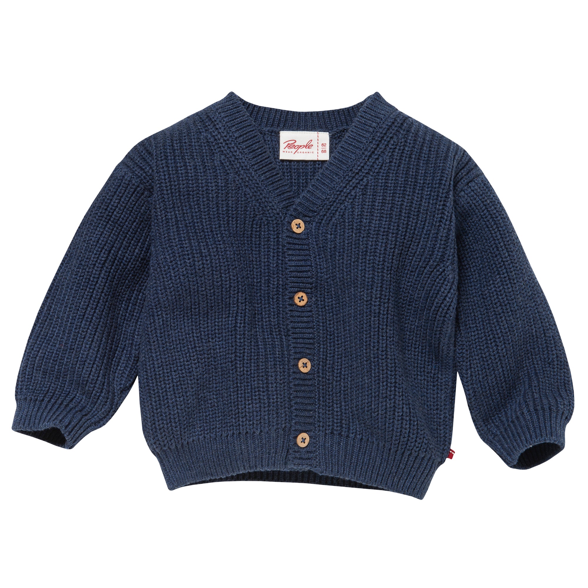 Marineblaue, gestrickte Kinderstrickjacke mit langen Ärmeln, V-Ausschnitt und vier Holzknöpfen auf der Vorderseite. Die Strickjacke liegt flach auf einem weißen Hintergrund.