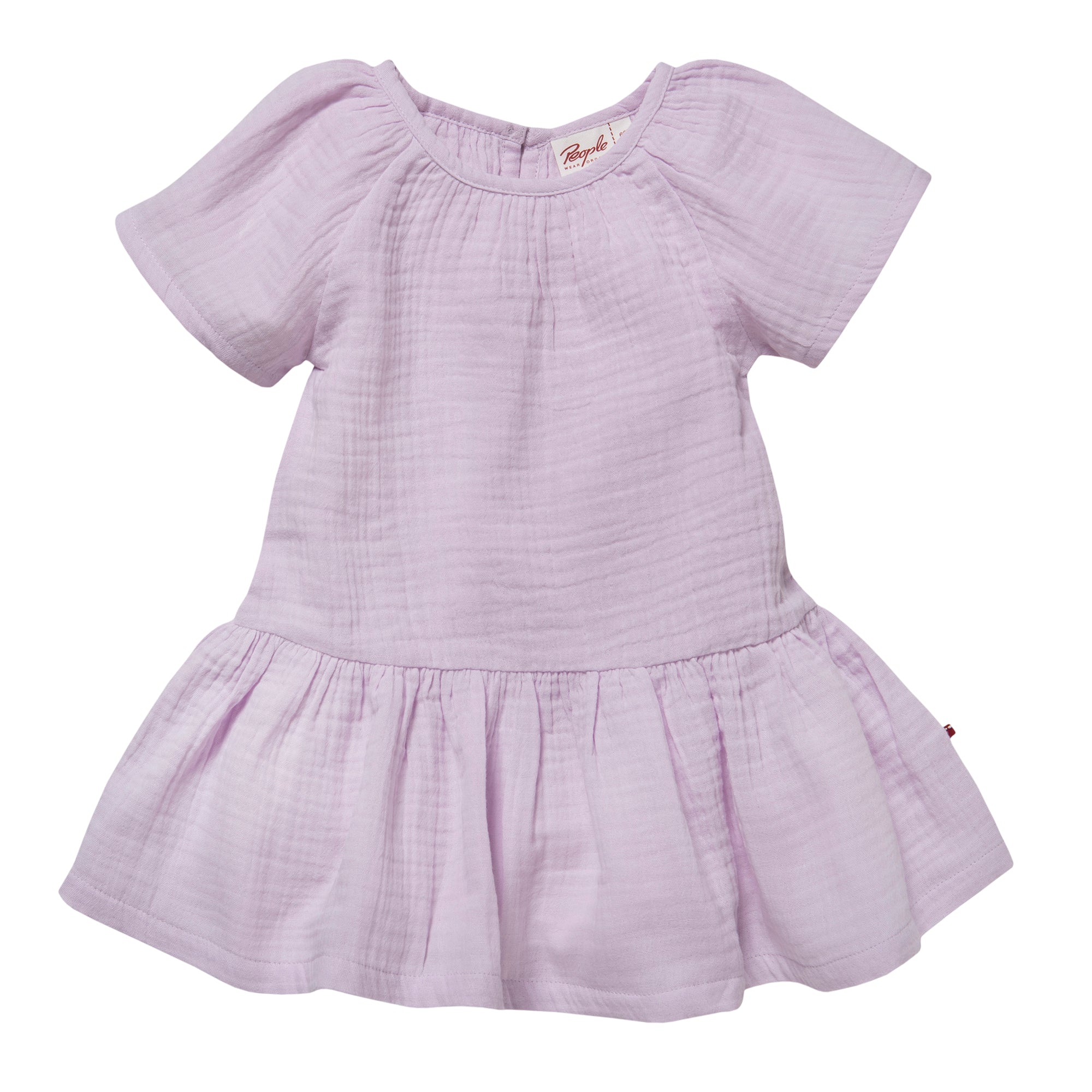 Hellviolettes, kurzärmeliges Babykleid aus weichem, strukturiertem Stoff mit geraffter Taille und ausgestelltem Rock, dargestellt auf einem einfarbig weißen Hintergrund.