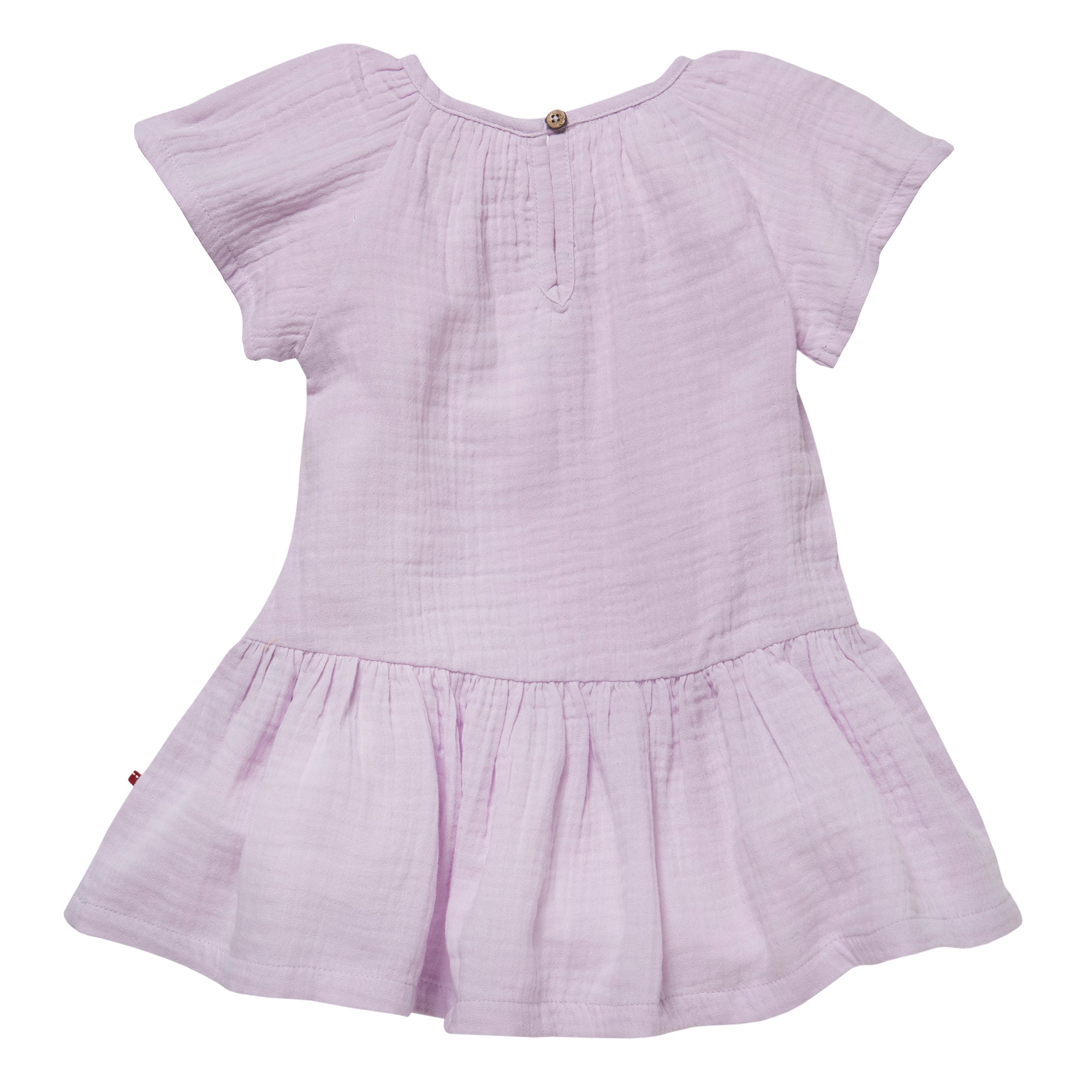 Hellrosa, kurzärmeliges Babykleid aus Baumwolle mit gerafftem Rock und einem einzigen Knopf am hinteren Halsausschnitt. Der Stoff wirkt weich und leicht strukturiert, was dem Kleid einen bequemen und luftigen Look verleiht.