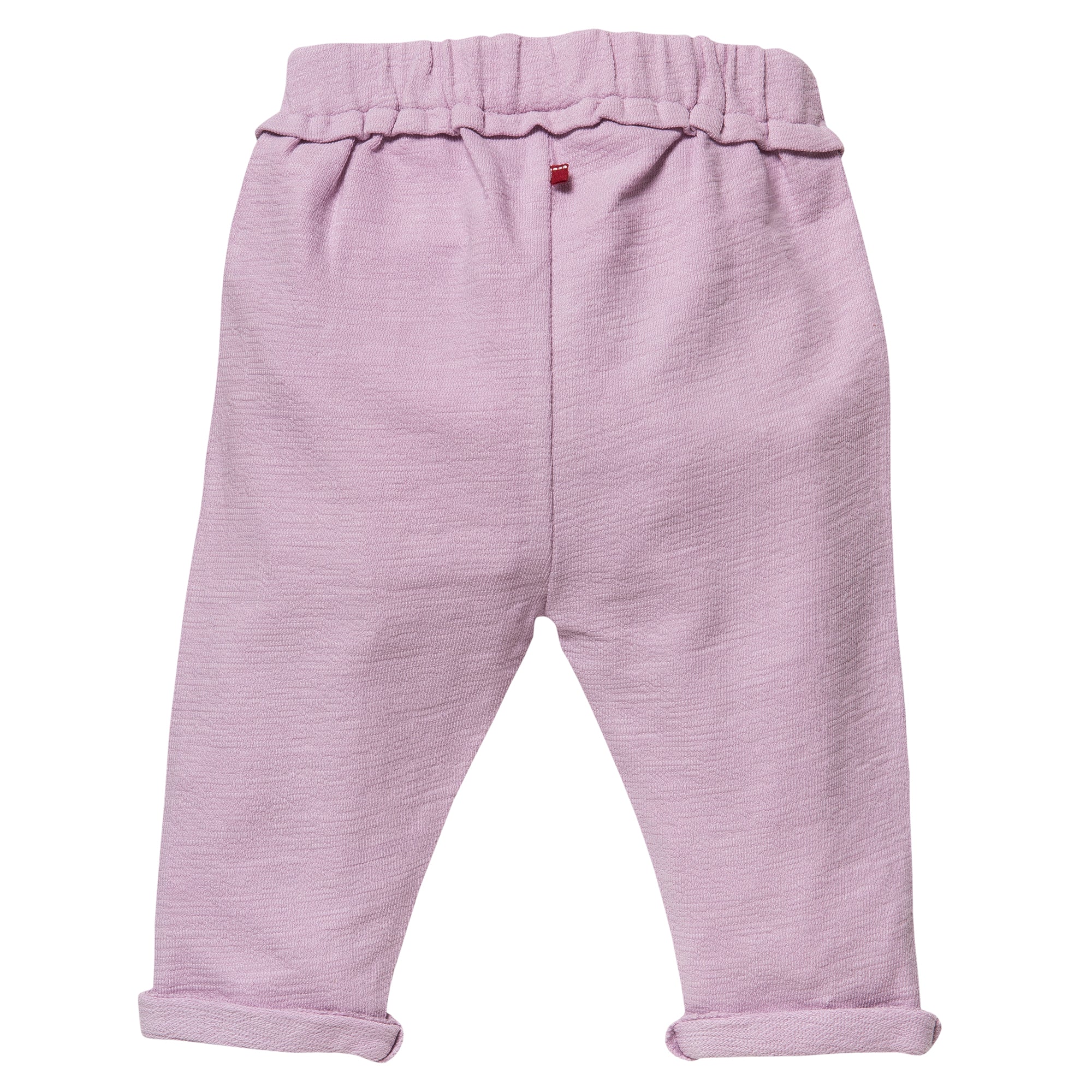 Hellrosa Babyhose mit elastischem Bund und aufgerollten Bündchen, flach auf weißem Hintergrund. Die Hose hat einen weichen, strukturierten Stoff und sichtbare Nähte.