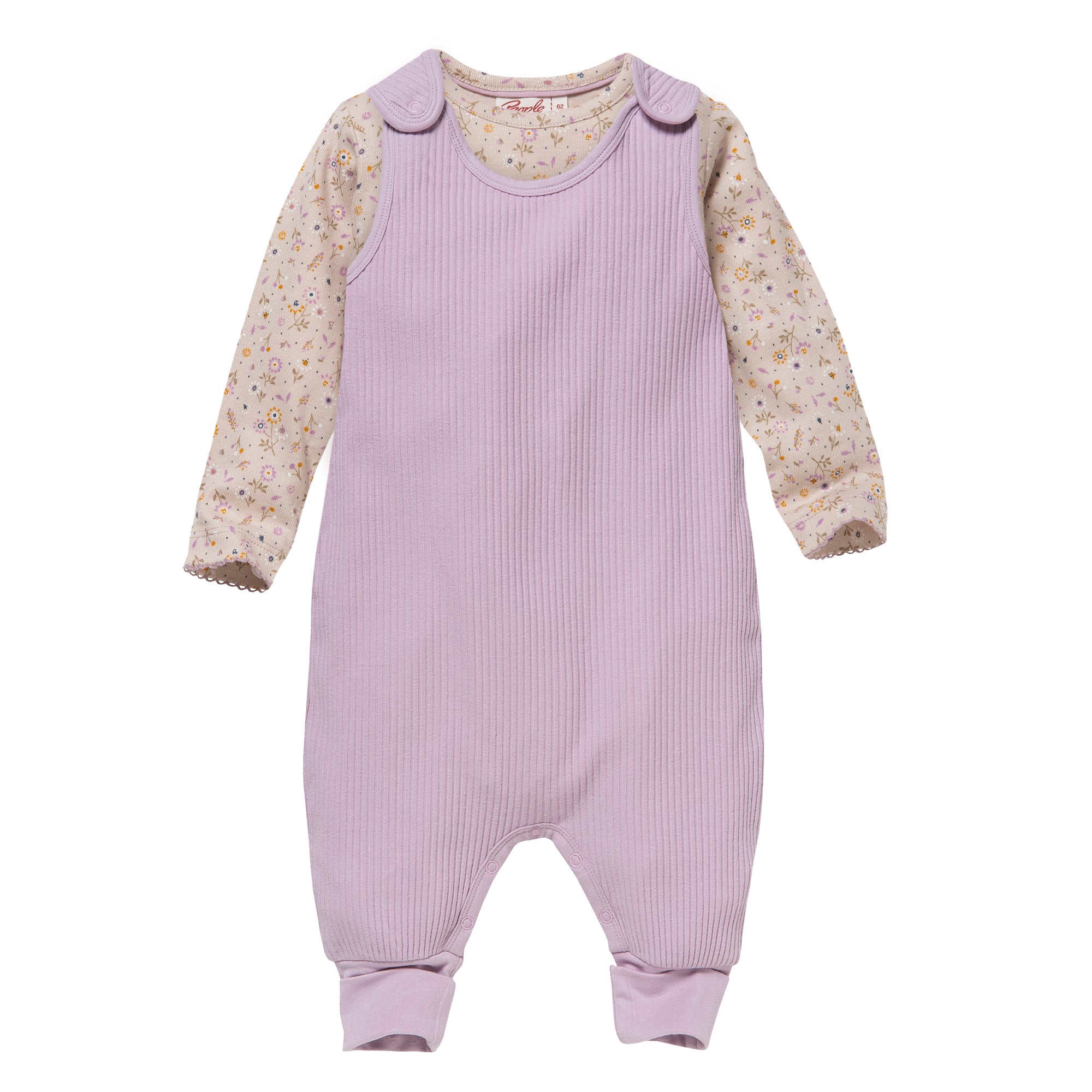 Ein Baby-Outfit mit einem langärmeligen, cremefarbenen, geblümten Oberteil und einem ärmellosen, gerippten, hellvioletten Strampler, der darüber gezogen wird. Der Strampler hat verdeckte Füße und Druckknöpfe an den Schultern für einfaches Anziehen.