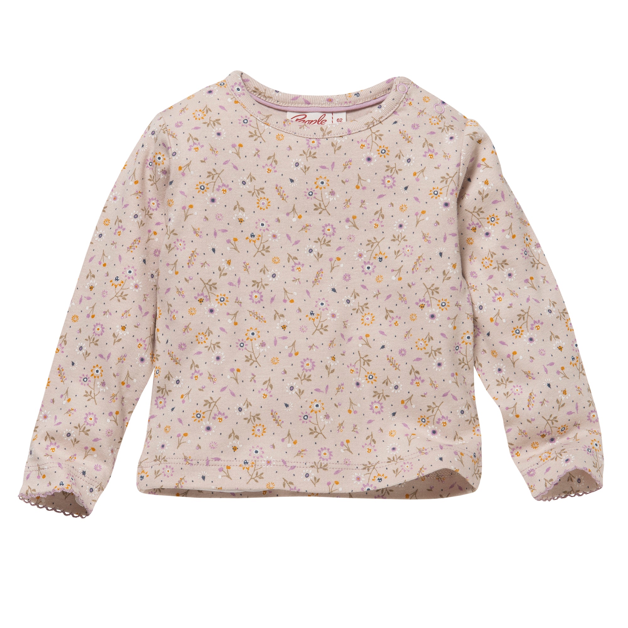 Ein langärmeliges, hellbeiges Kindershirt mit einem kleinen Blumenmuster in Gelb, Orange und Lila. Das Shirt hat einen Rundhalsausschnitt und leicht gebördelte Ränder an den Manschetten.