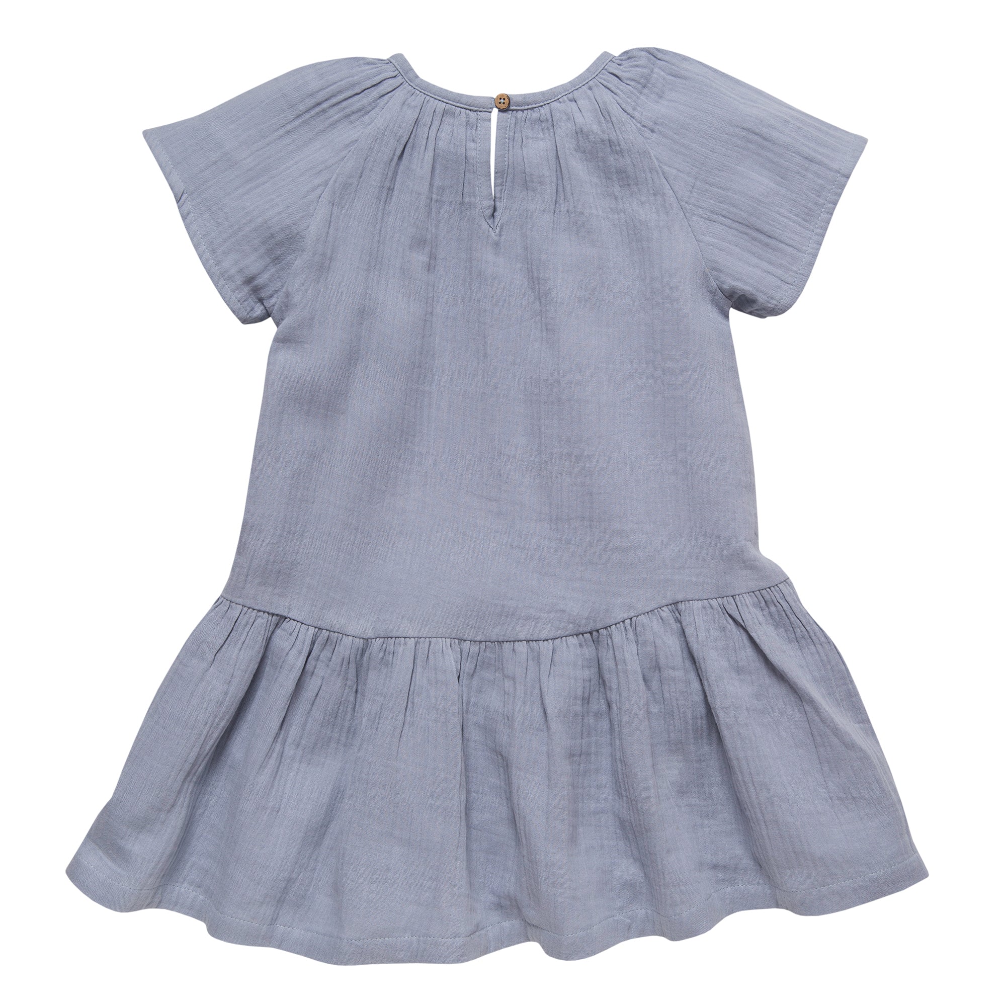 Hellblaues, kurzärmeliges, locker sitzendes Kleid für ein Kind mit Rundhalsausschnitt und kleinem Knopf am Rücken sowie gerafftem, ausgestelltem Rock. Der Stoff wirkt leicht und weich.