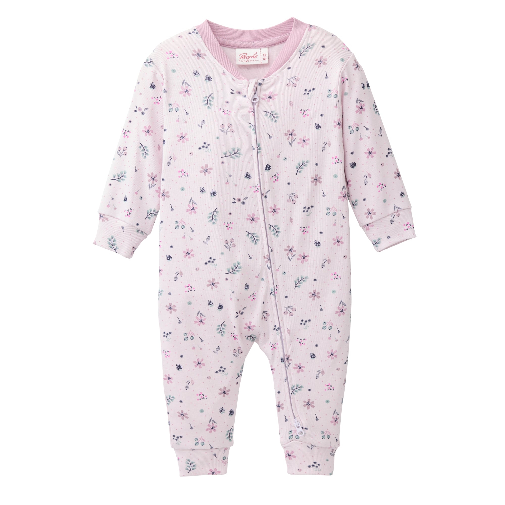 Ein hellrosa langärmeliger Baby-Strampler mit diagonalem Reißverschluss und einem Muster aus kleinen Blumen und Blättern in Pastellfarben.