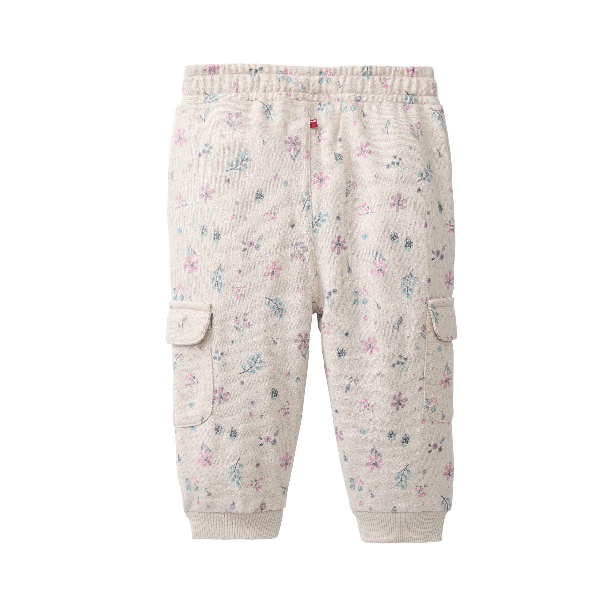 Hellbeige Hose für Kleinkinder mit elastischem Bund, Bündchen an den Knöcheln, zwei seitlichen Cargotaschen und einem Blumen- und Schmetterlingsdruck in Pastellfarben auf einfarbig weißem Hintergrund.