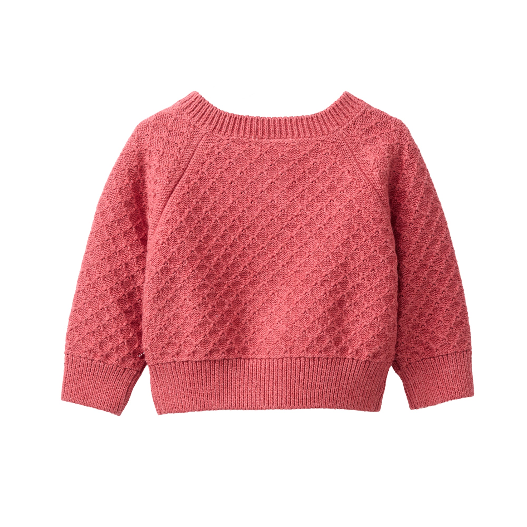 Ein rosafarbener Strickpullover mit Rautenmuster, langen Ärmeln und gerippten Bündchen, Saum und Halsausschnitt auf weißem Hintergrund.