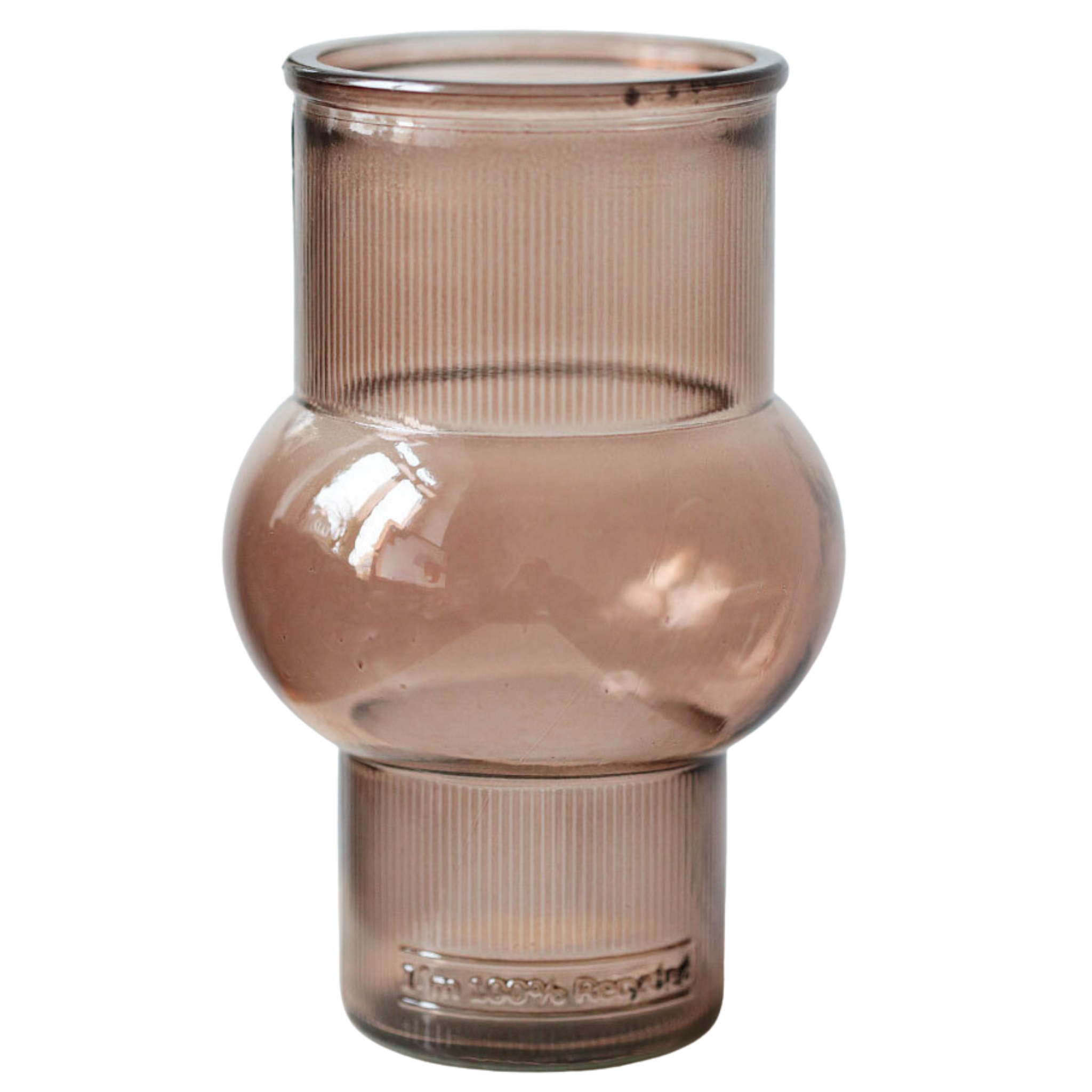 Eine durchscheinende braune Glasvase mit zylindrischem Ober- und Unterteil und einem runden, bauchigen Mittelteil. Das Glas ist mit vertikalen Linien gerippt, und auf dem Sockel steht, dass es zu 100 % aus recyceltem Material hergestellt wurde.