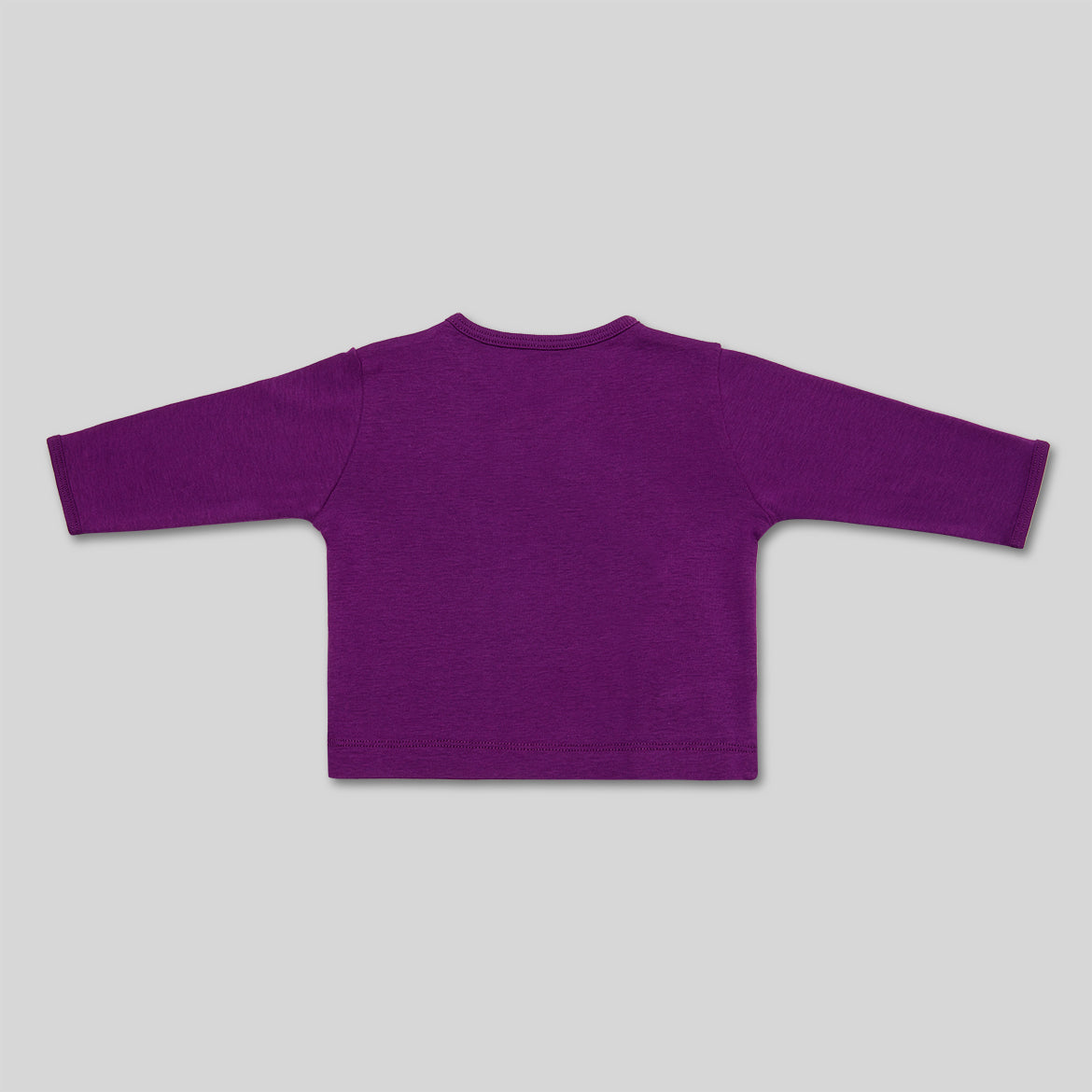 Lila Langarmshirt auf grauem Hintergrund, Rückansicht.