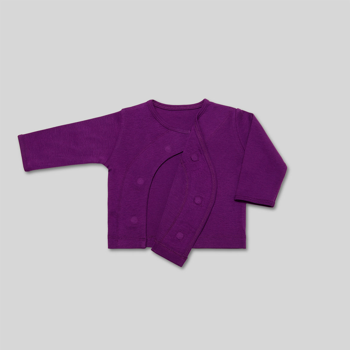 Lila Babyjacke mit Druckknöpfen auf grauem Hintergrund.