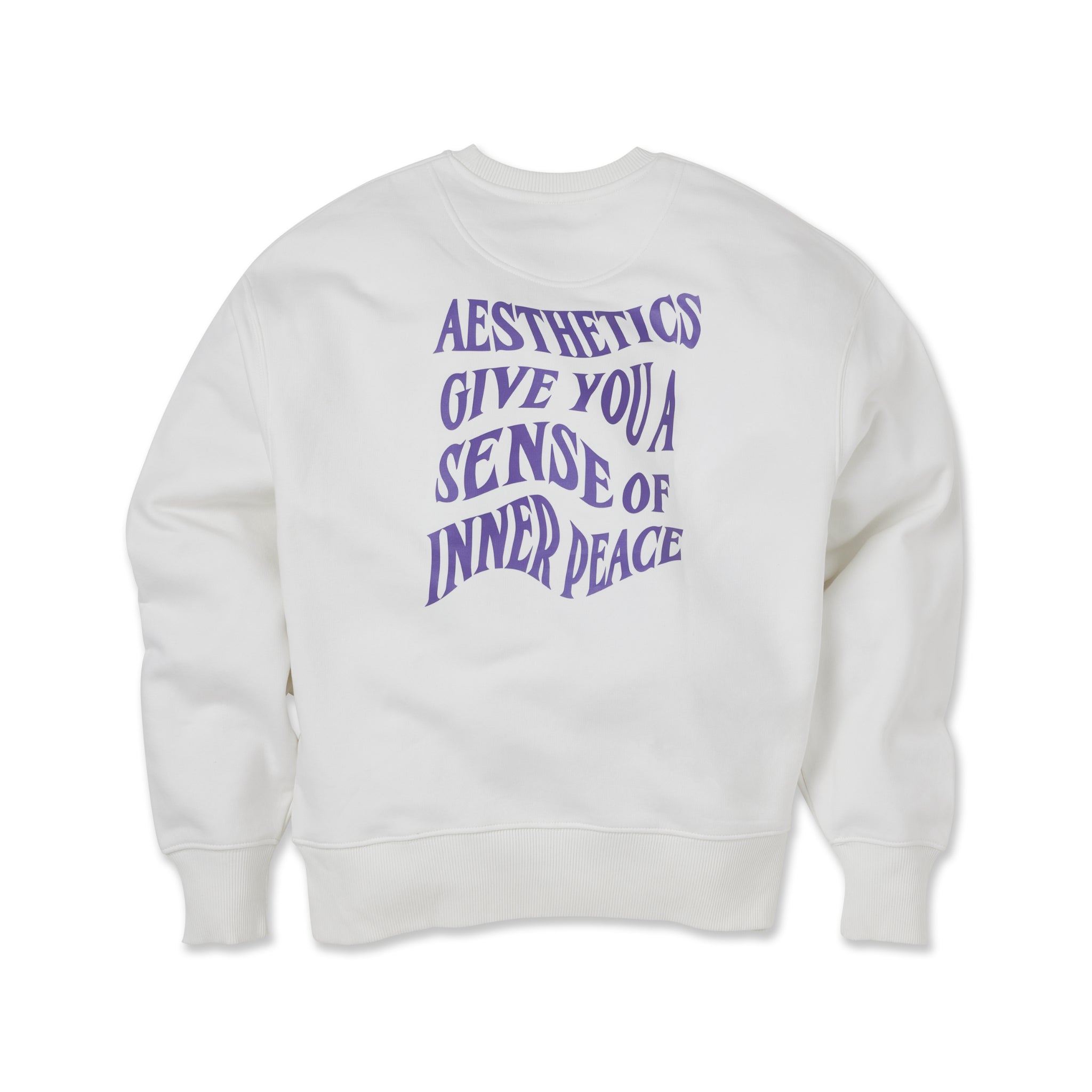 Weißer Pullover mit lila Text "Aesthetics give you a sense of inner peace" auf der Rückseite.