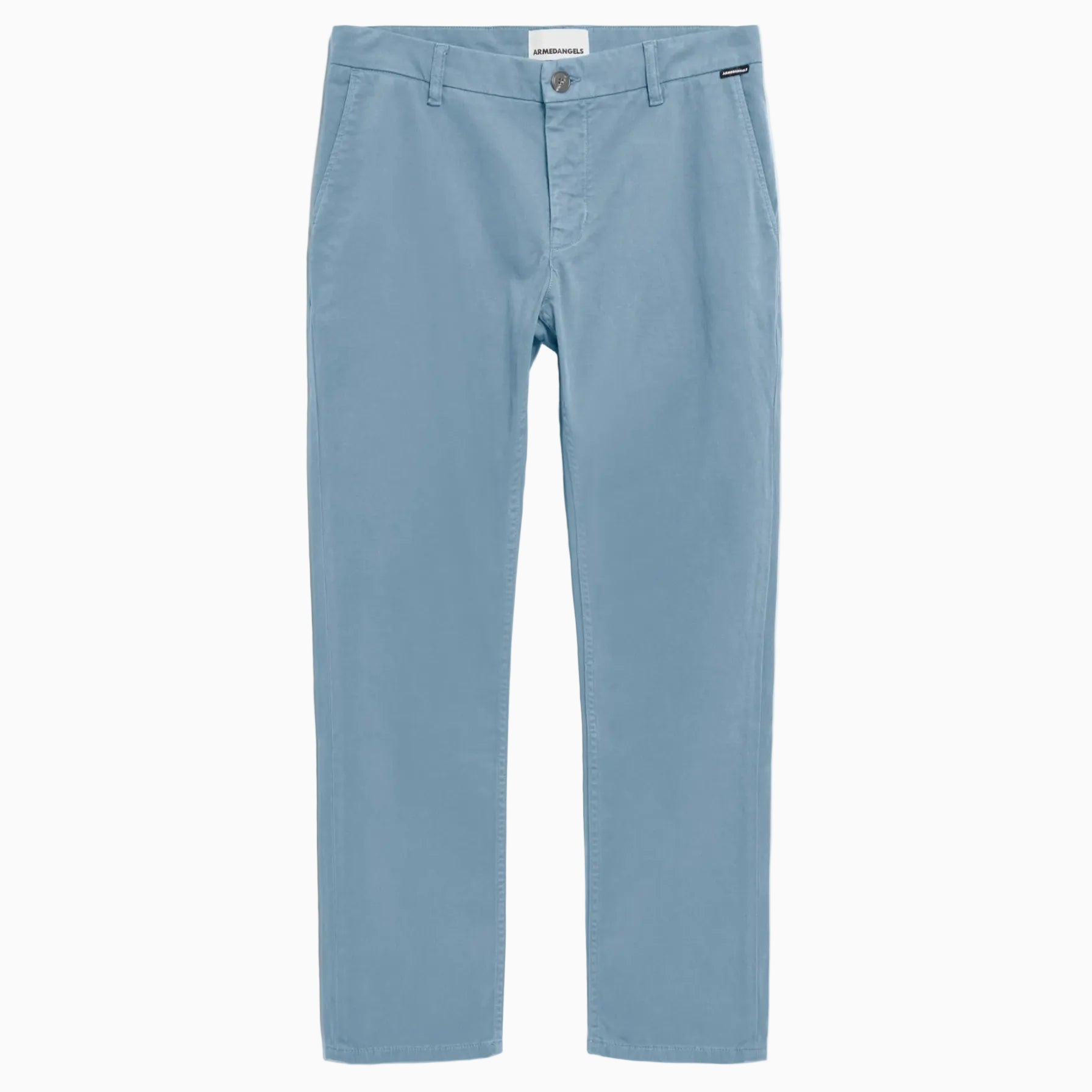 Hellblaue, gerade geschnittene Chino-Hose mit Gürtelschlaufen, Seitentaschen und einem Knopfverschluss, flach auf weißem Grund gelegt.