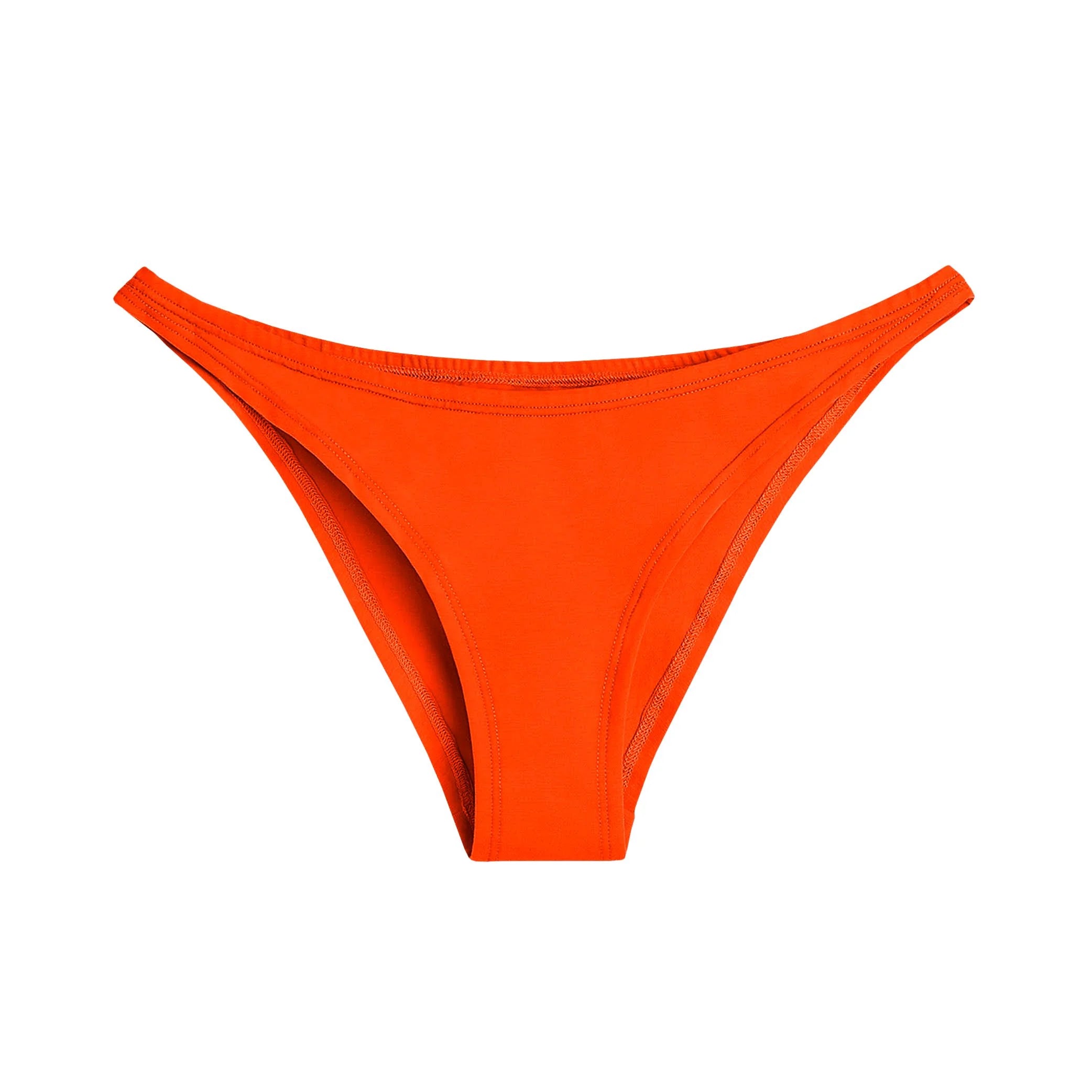 Orangefarbener Bikini-Unterteil vor weißem Hintergrund.
