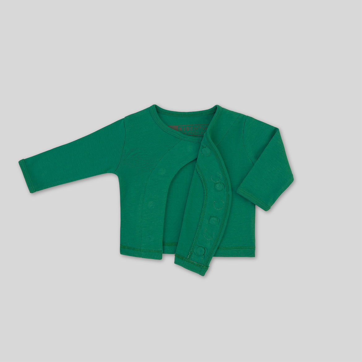 Grüne Babyjacke mit langen Ärmeln und schrägem Knopfverschluss, auf grauem Hintergrund.