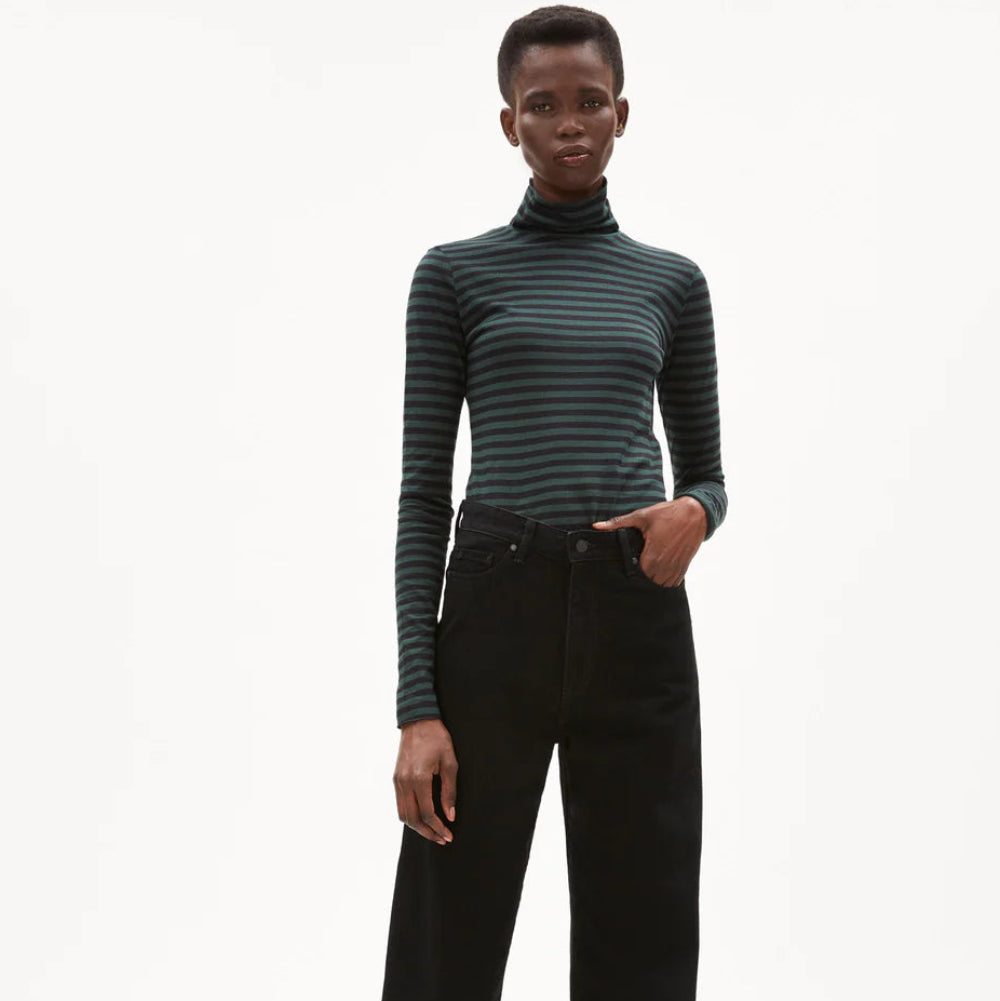 Eine Frau in einem gestreiften Hemd.