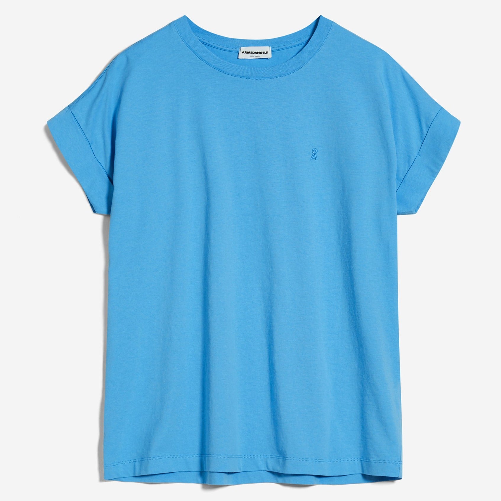 Ein schlichtes, hellblaues T-Shirt mit kurzen Ärmeln und kleinem, gesticktem Logo auf der linken Brust.