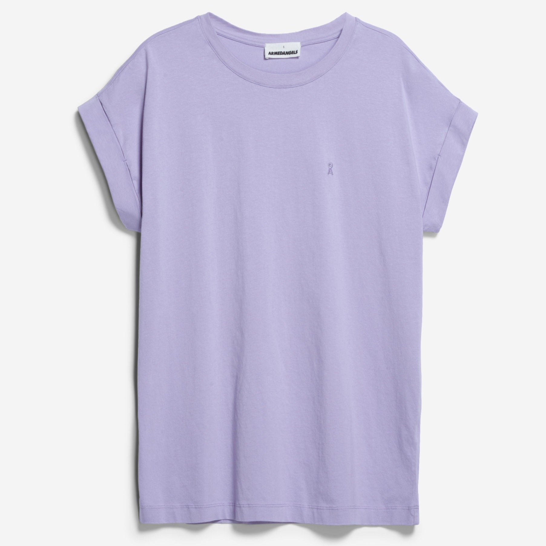 Lila T-Shirt mit kurzen Ärmeln, Rundhalsausschnitt und kleinem Logo auf der Brust vor weißem Hintergrund.