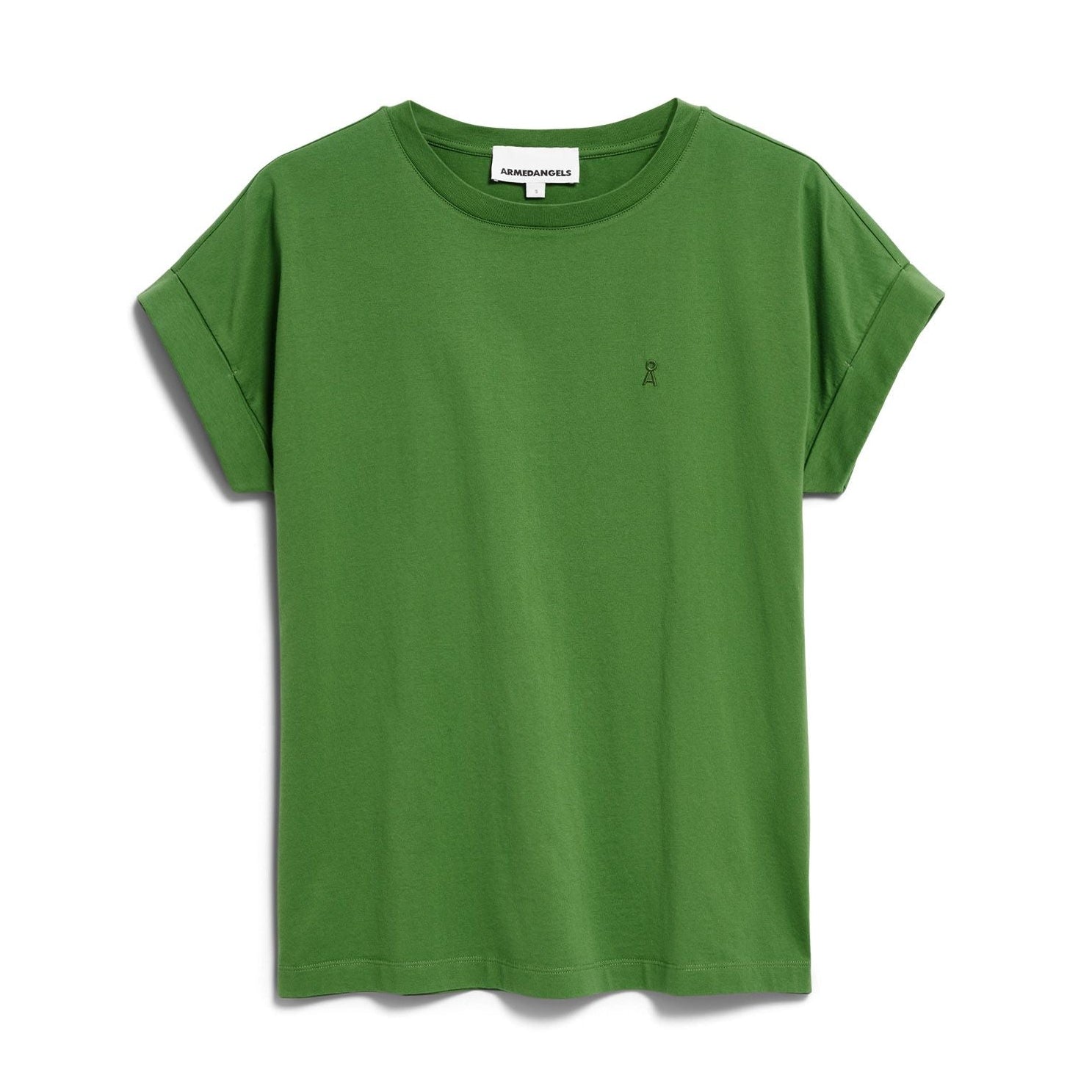 Ein schlichtes grünes Kurzarm-T-Shirt mit Rollbündchen, Rundhalsausschnitt und kleinem gesticktem Logo auf der linken Brust vor weißem Hintergrund.